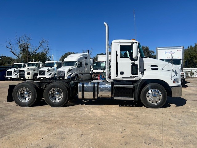 2017 Mack Pinnacle - image 5