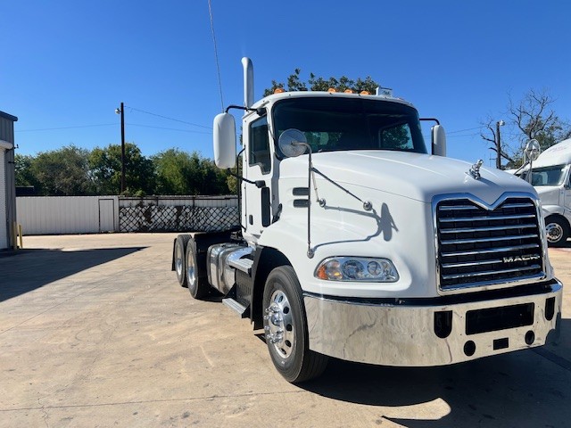 2017 Mack Pinnacle - image 3