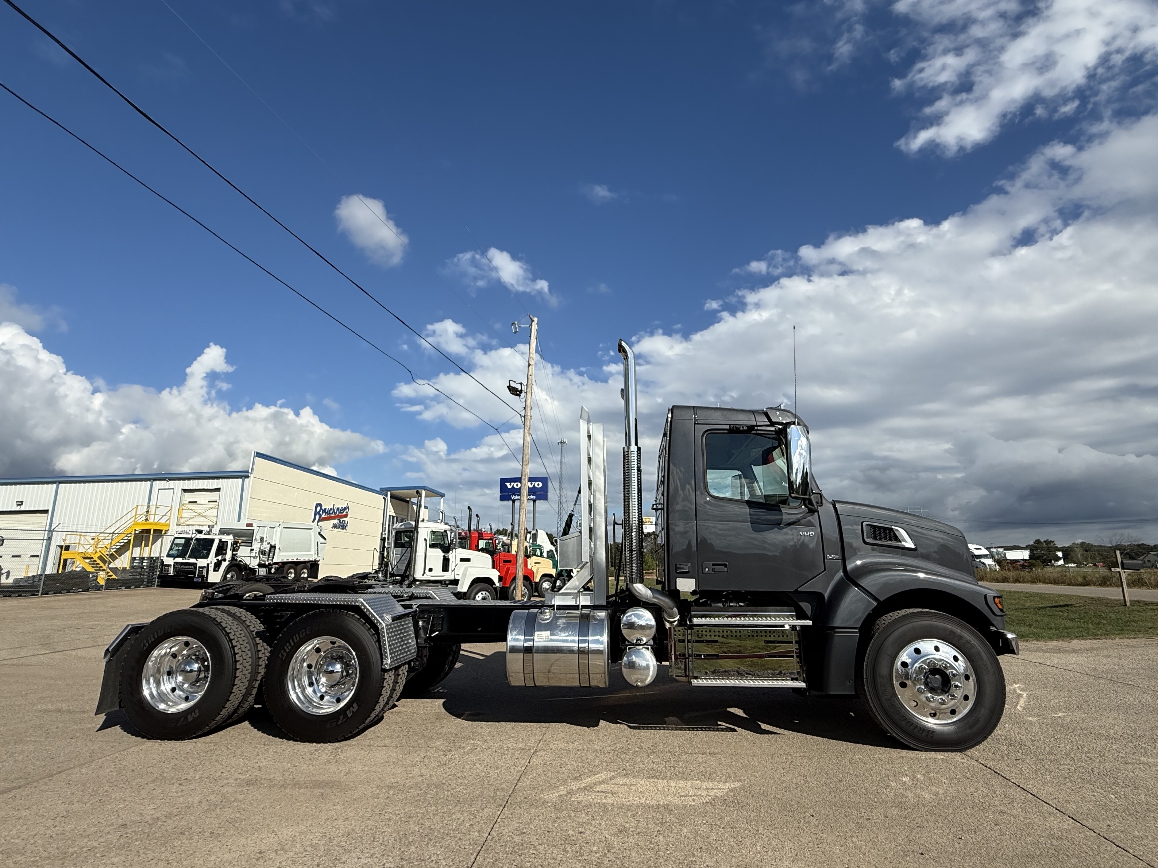 2026 Volvo - image 5