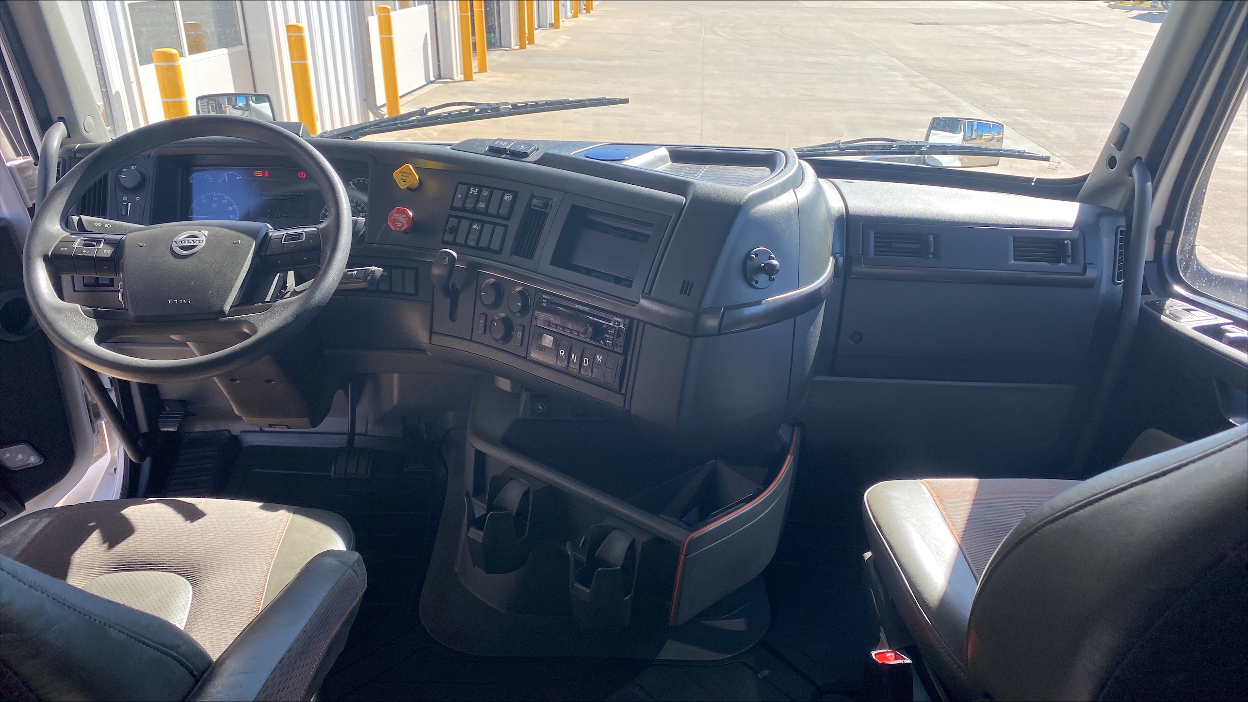 2021 Volvo VNR 640 - image 17