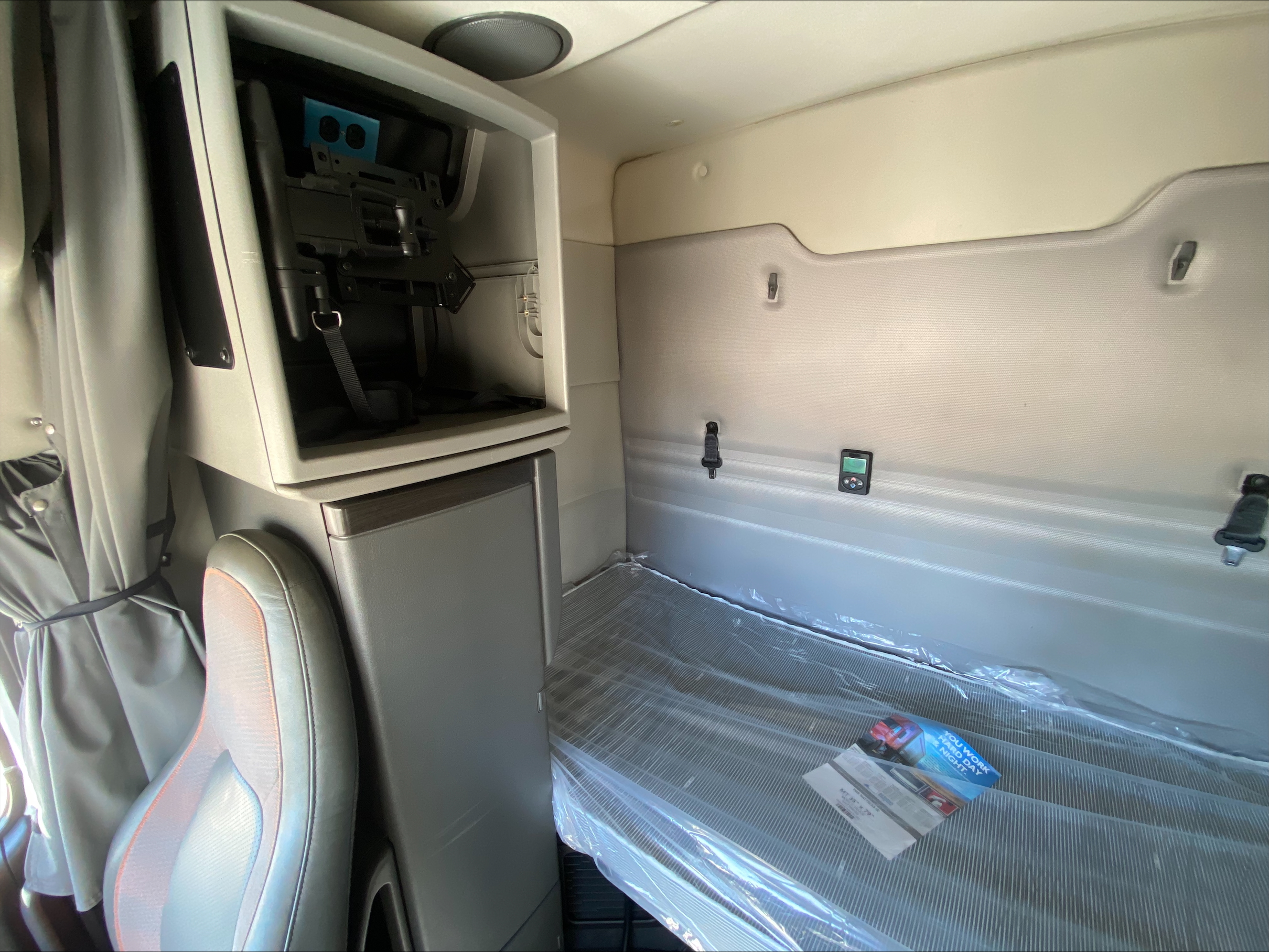 2021 Volvo VNR 640 - image 22