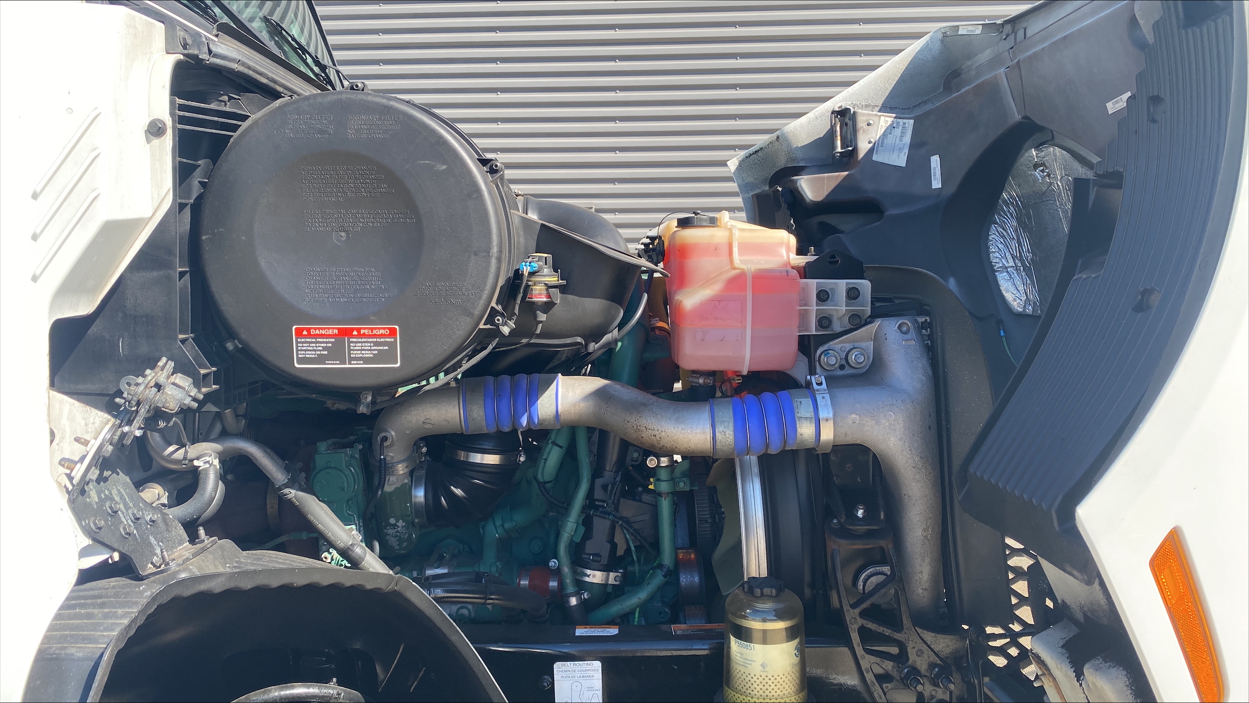 2021 Volvo VNR 640 - image 10