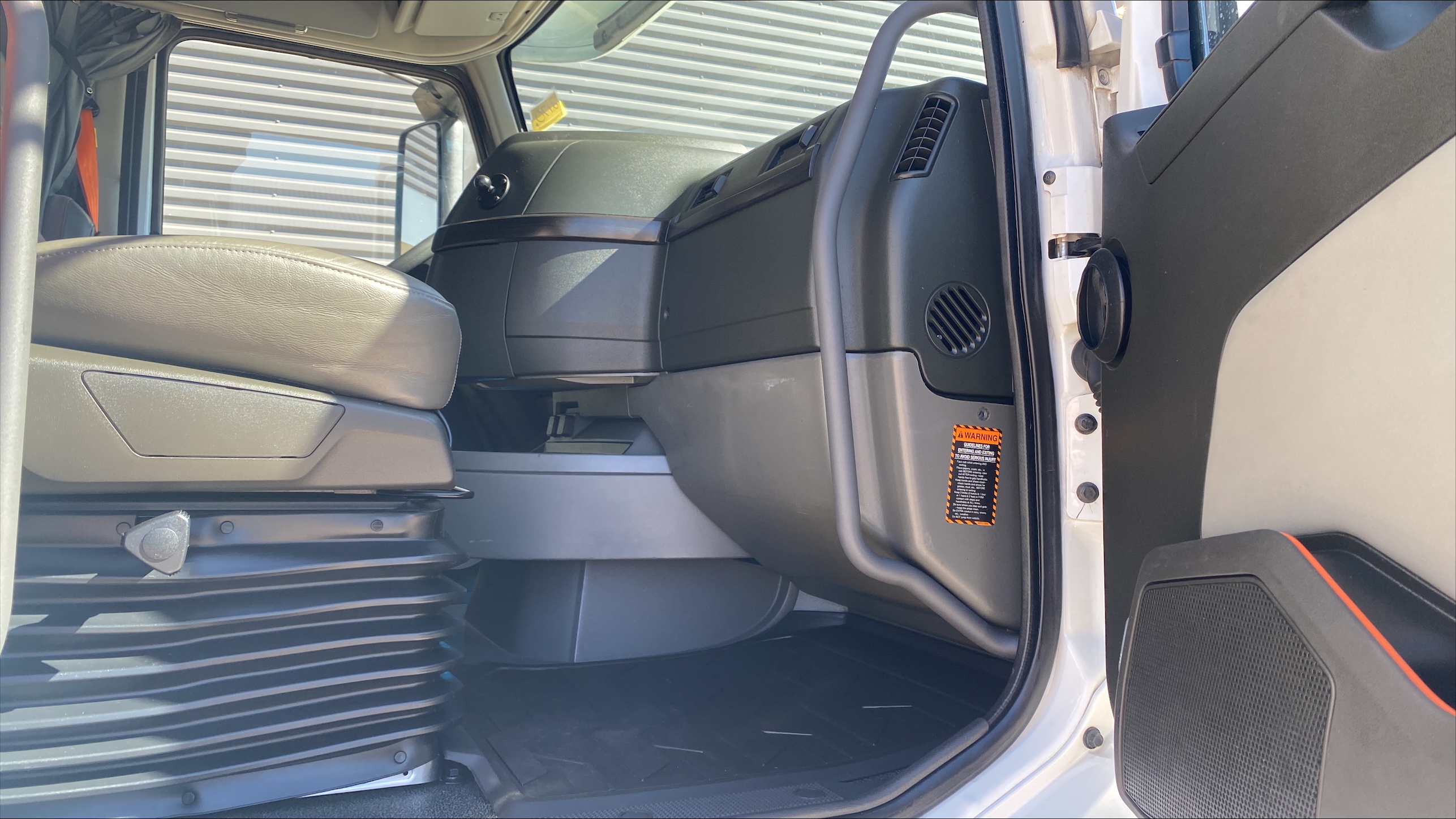 2021 Volvo VNR 640 - image 14