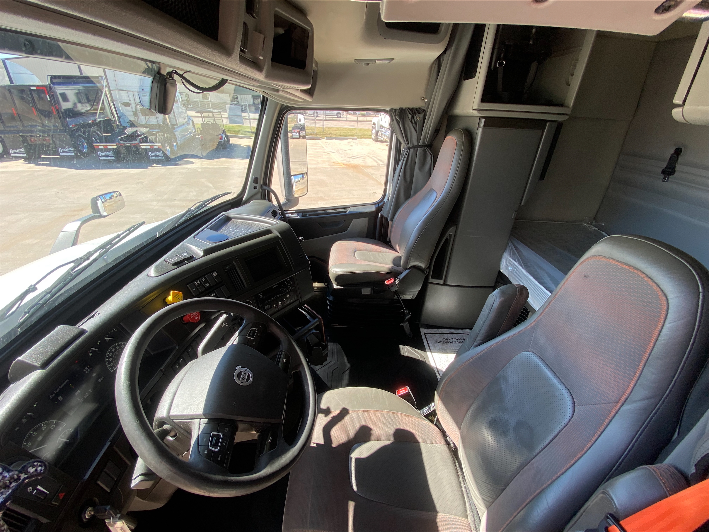 2021 Volvo VNR 640 - image 13