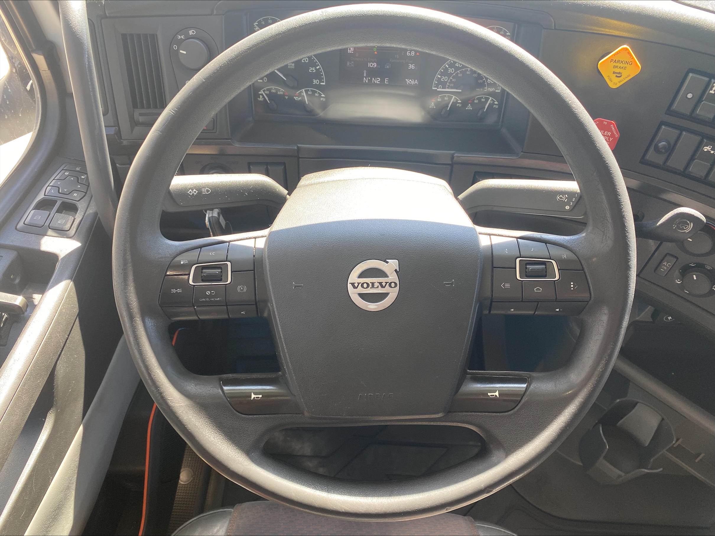 2021 Volvo VNR 640 - image 19