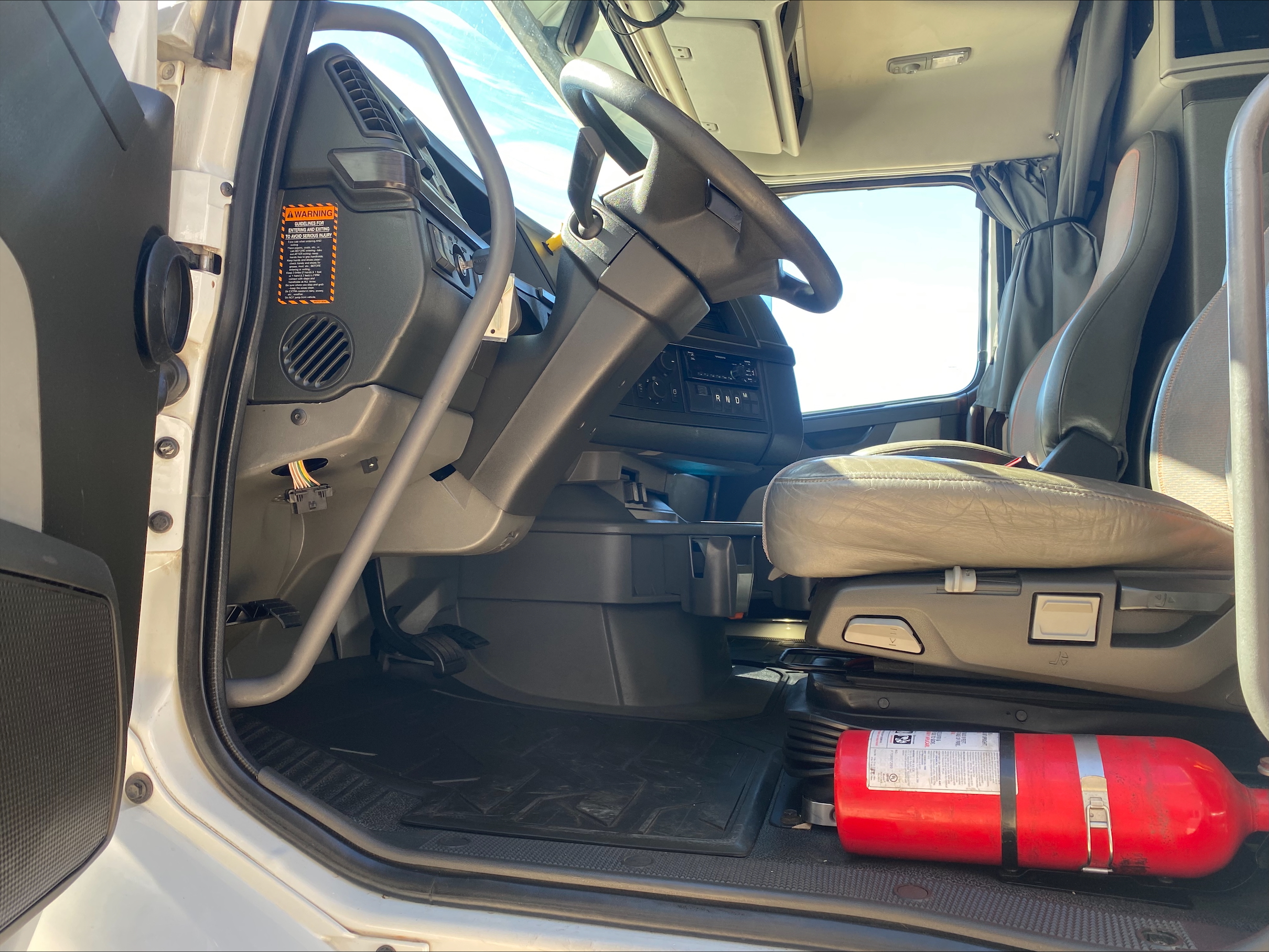 2021 Volvo VNR 640 - image 11