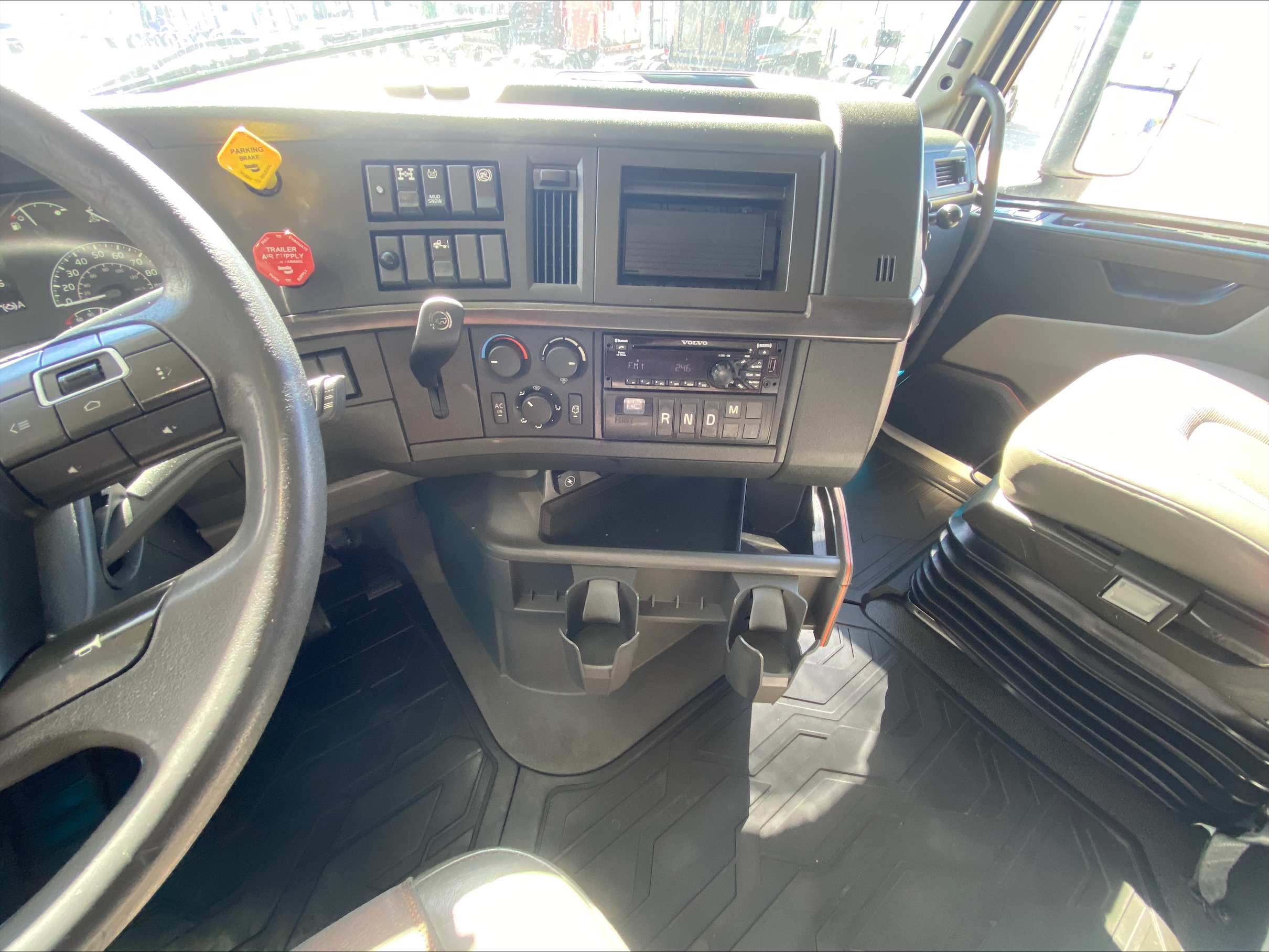 2021 Volvo VNR 640 - image 18