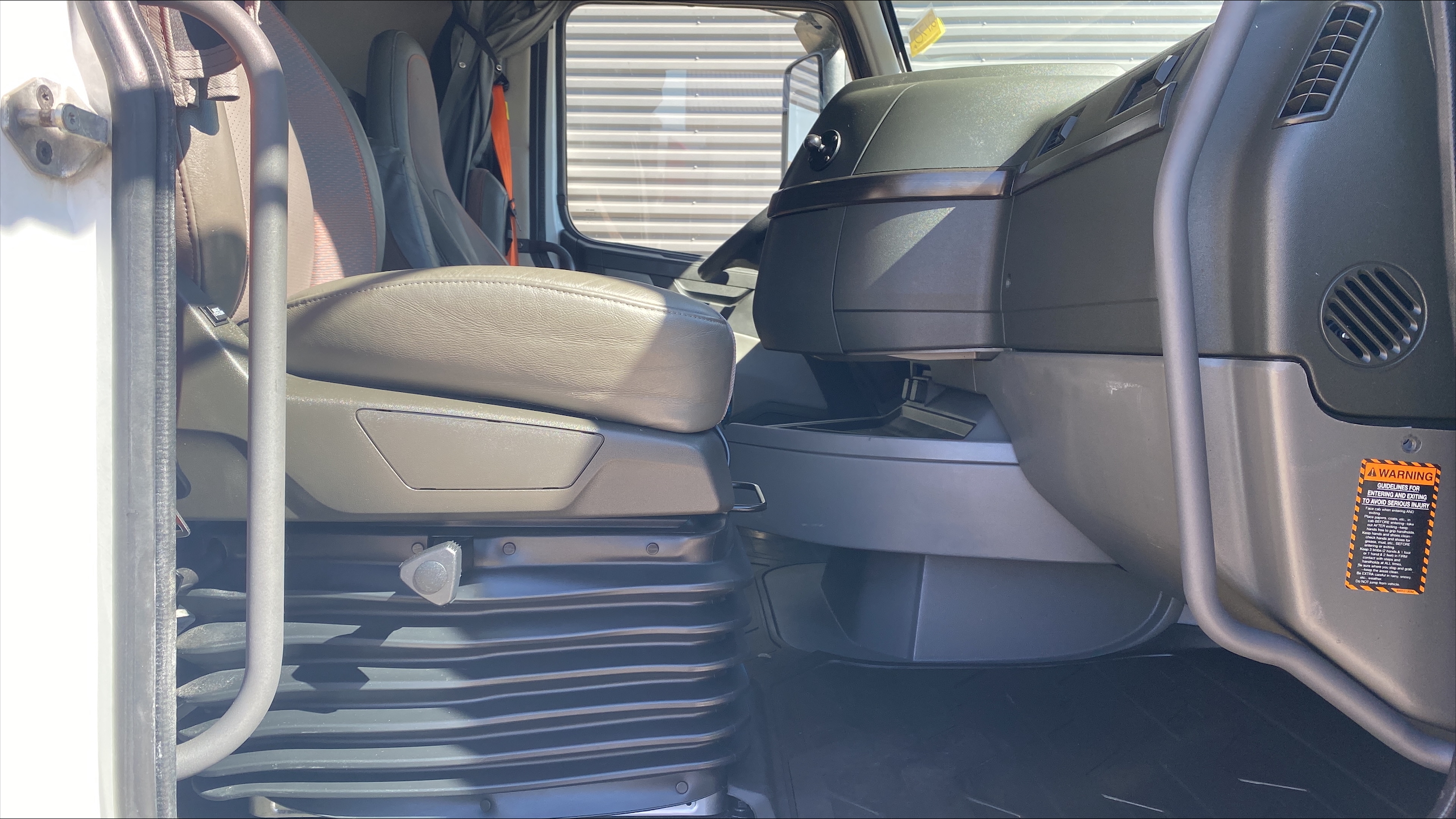 2021 Volvo VNR 640 - image 15