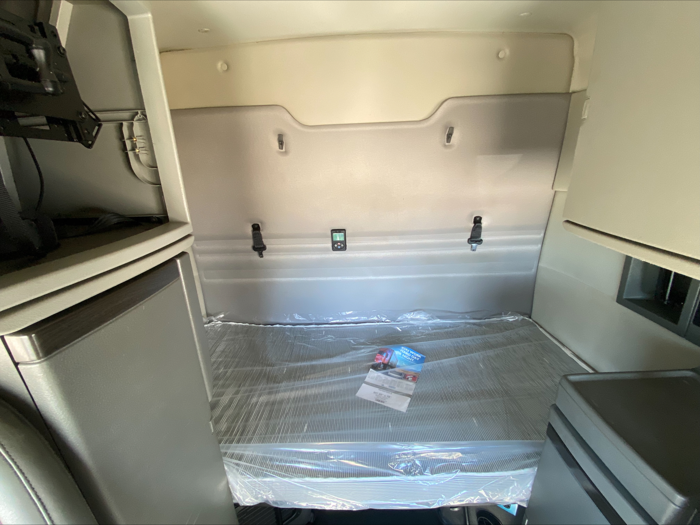 2021 Volvo VNR 640 - image 23