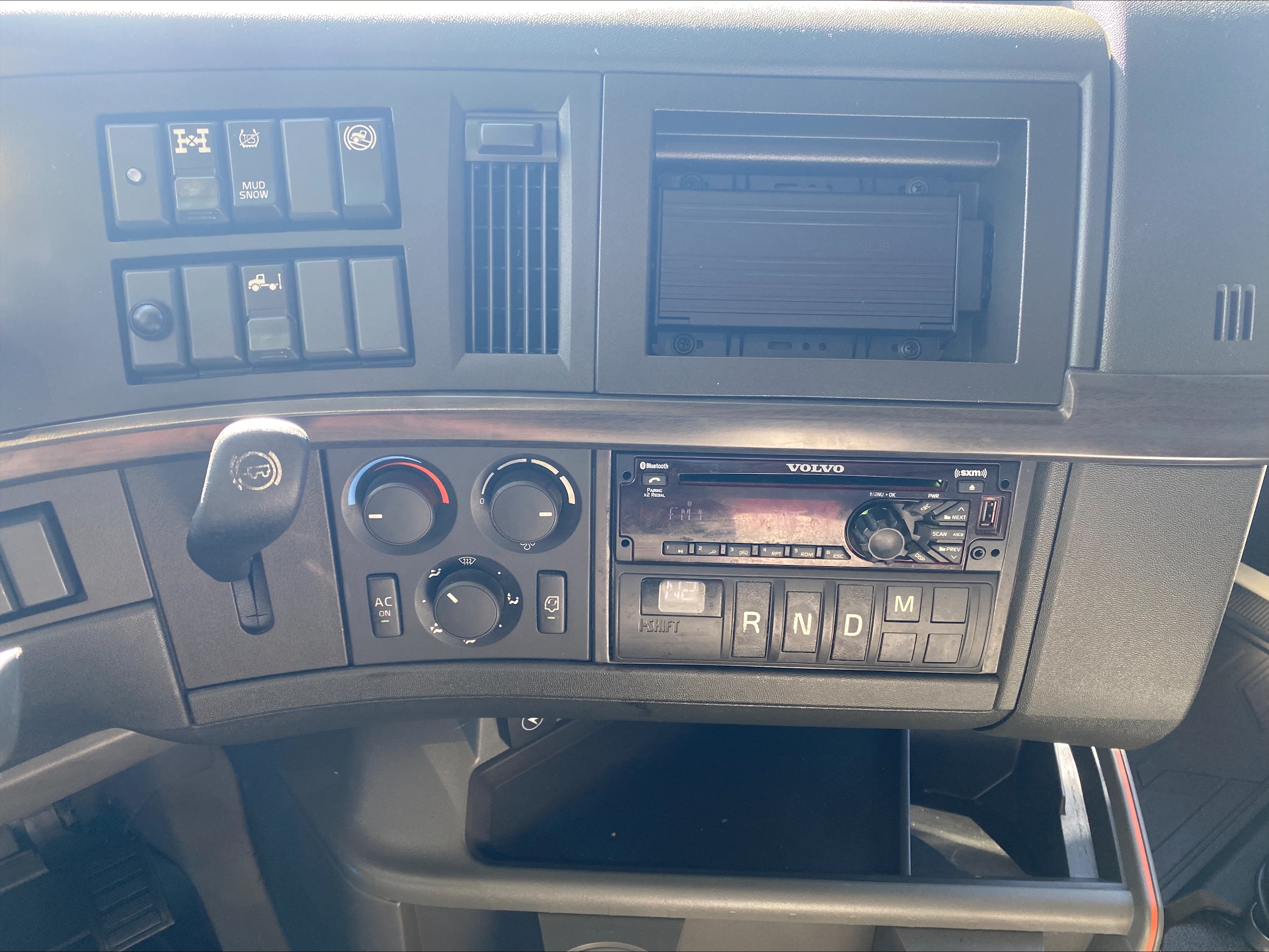 2021 Volvo VNR 640 - image 20