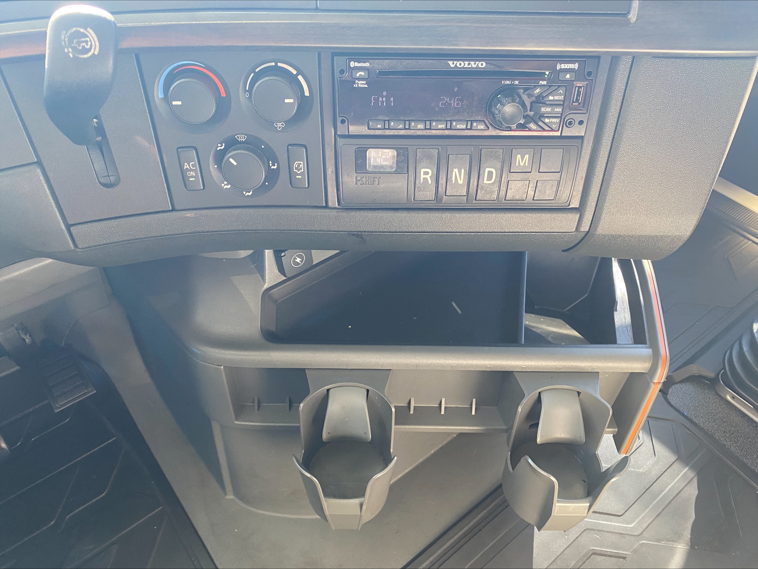 2021 Volvo VNR 640 - image 21
