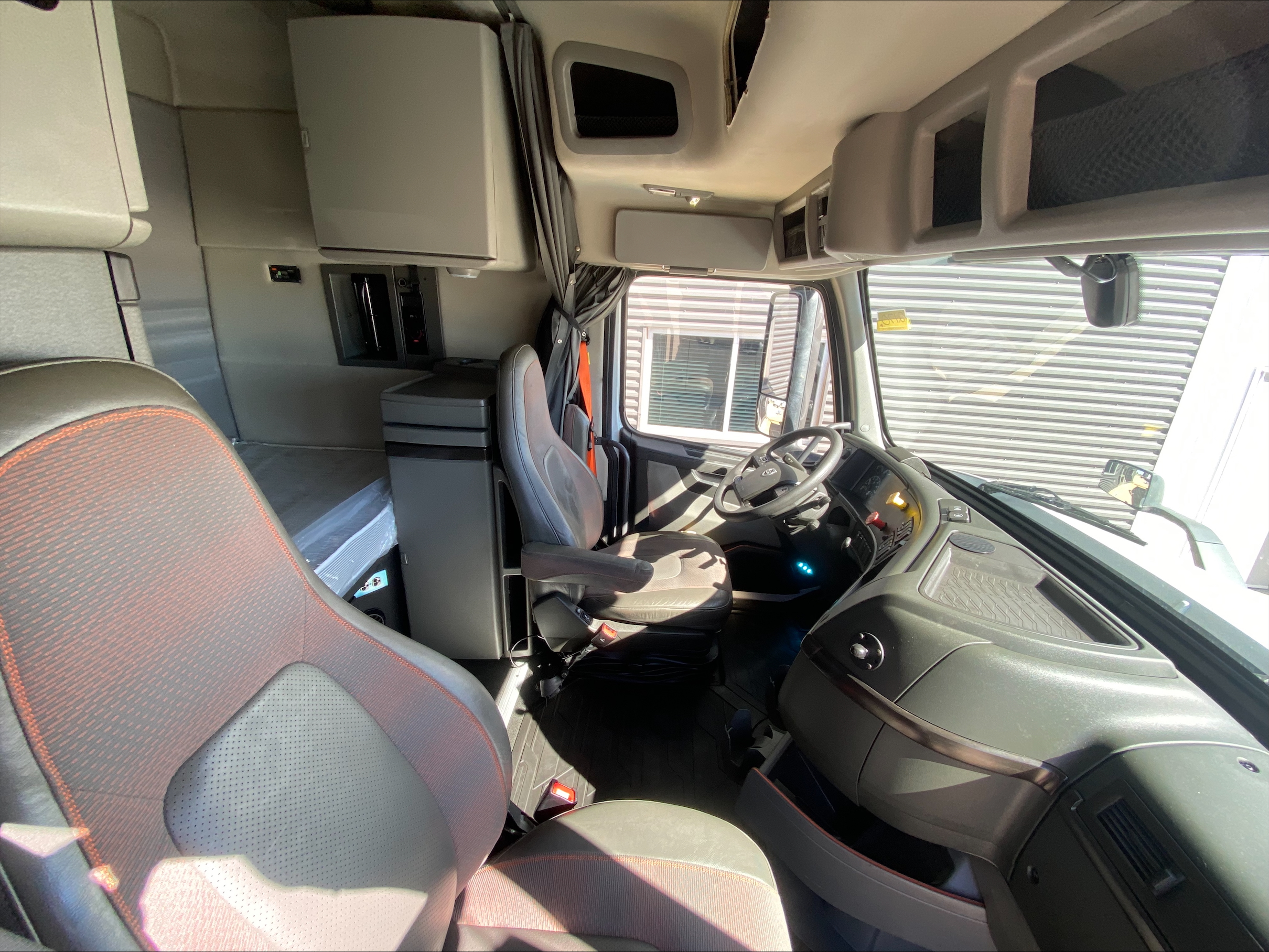 2021 Volvo VNR 640 - image 16