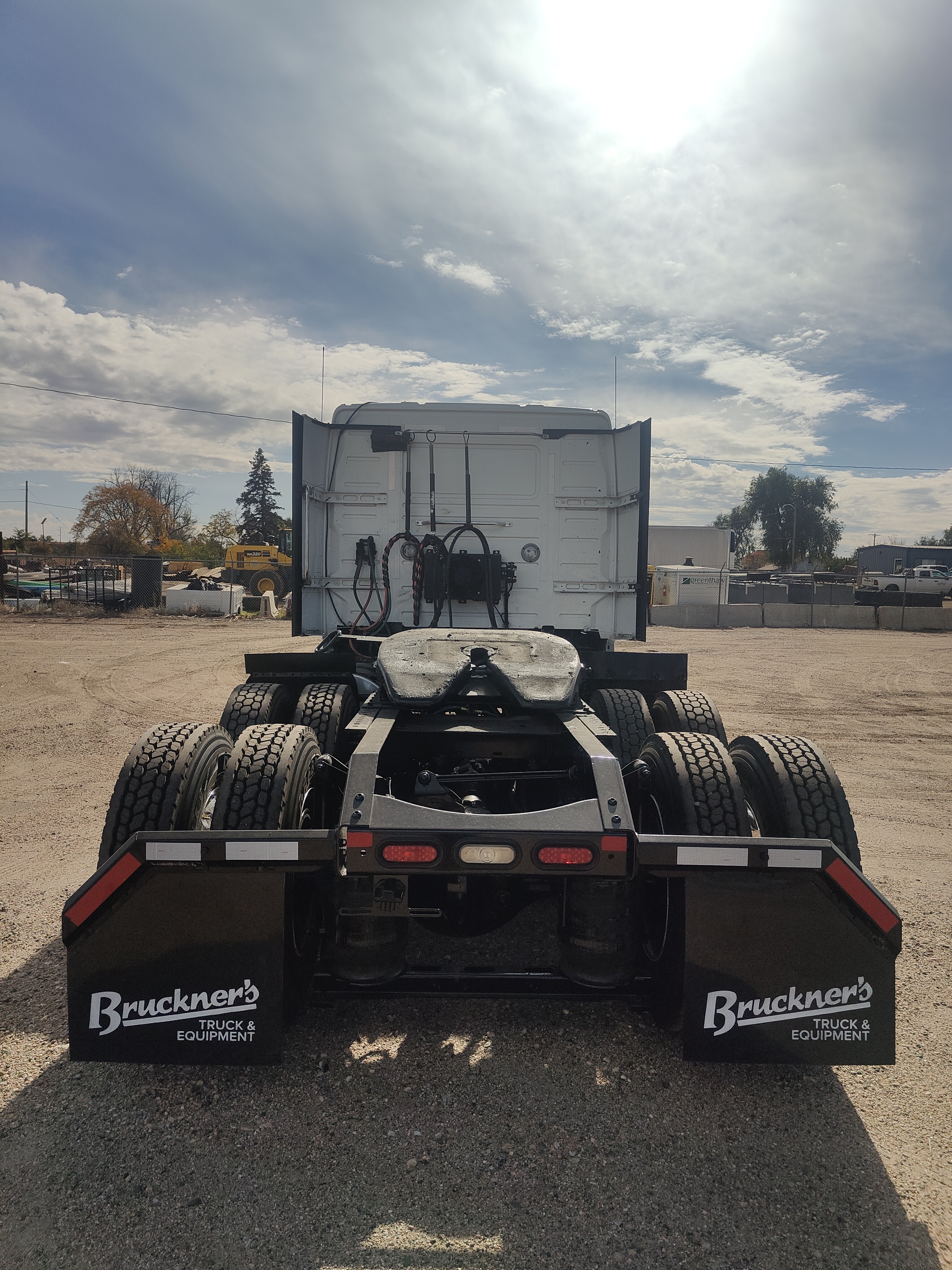 2021 Volvo - image 3