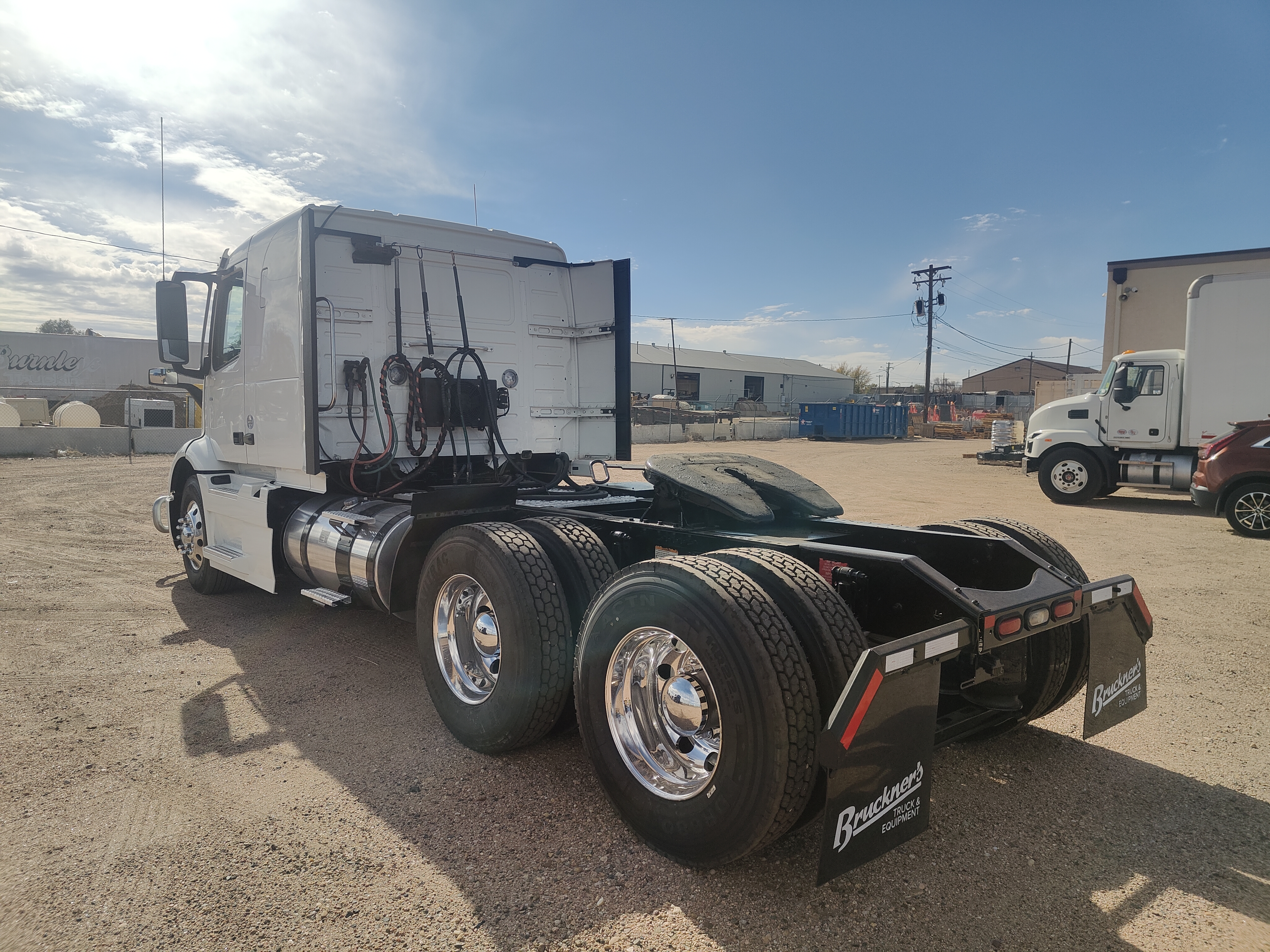 2021 Volvo - image 4