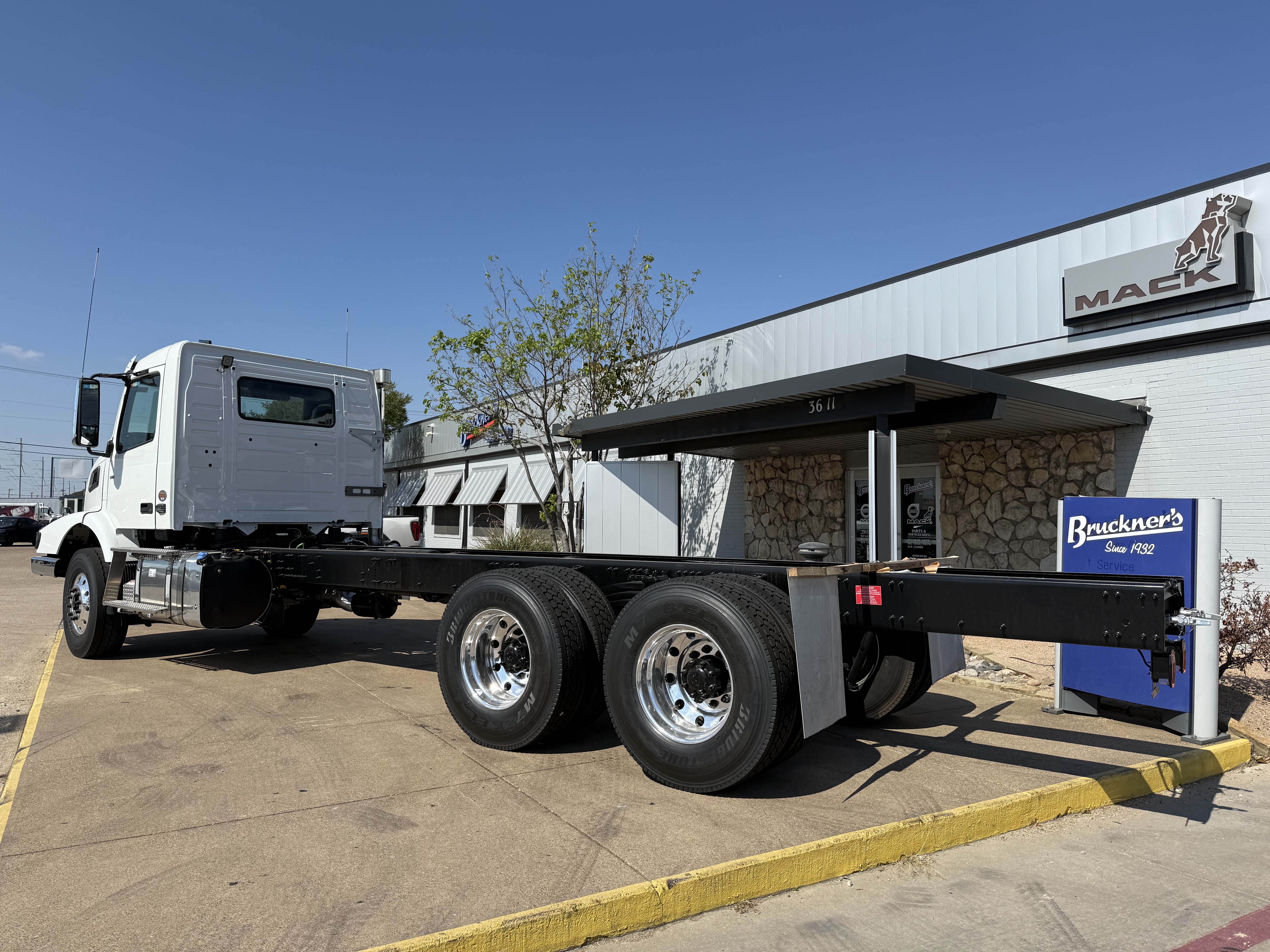 2026 Volvo - image 3