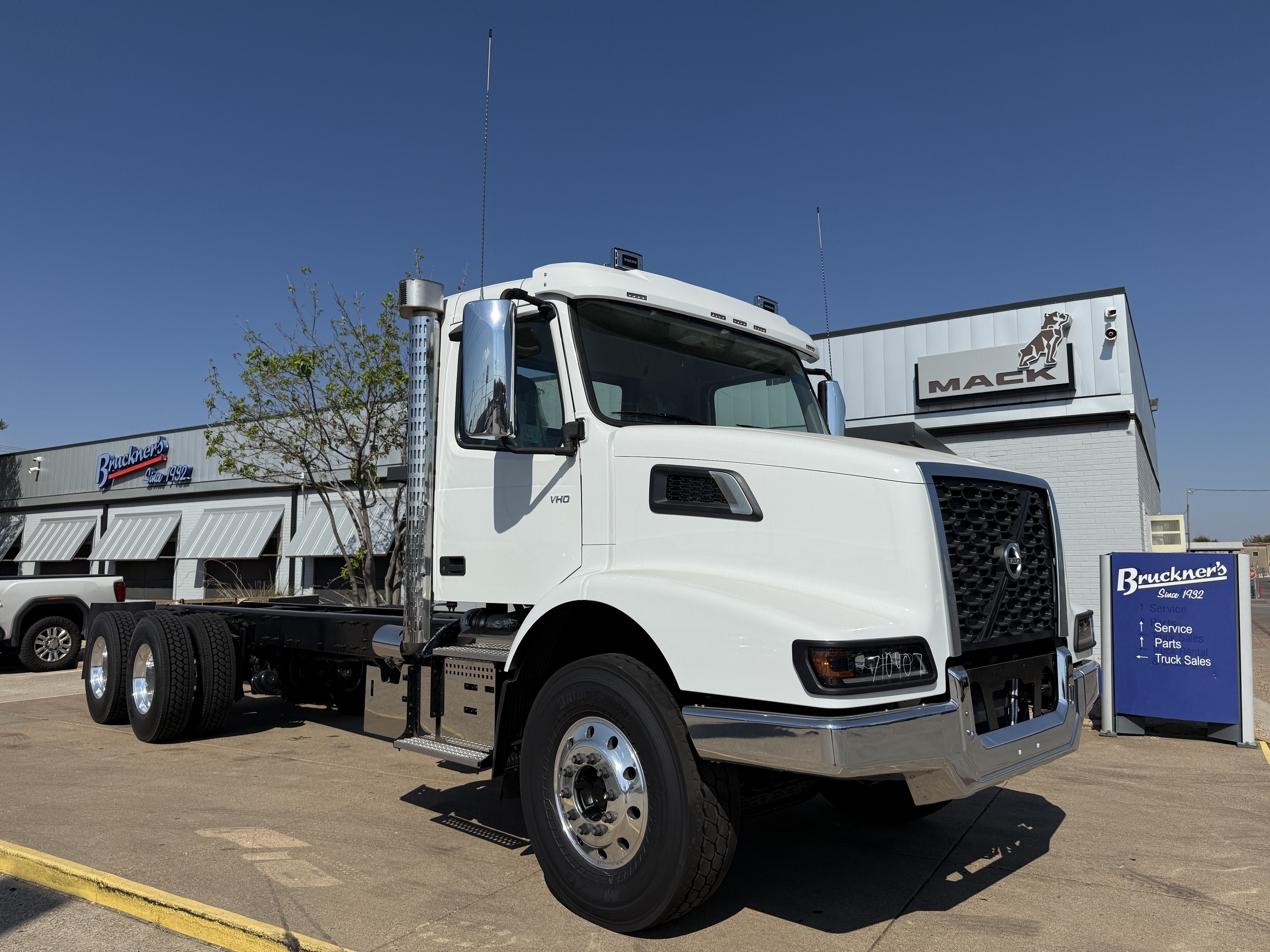 2026 Volvo - image 7