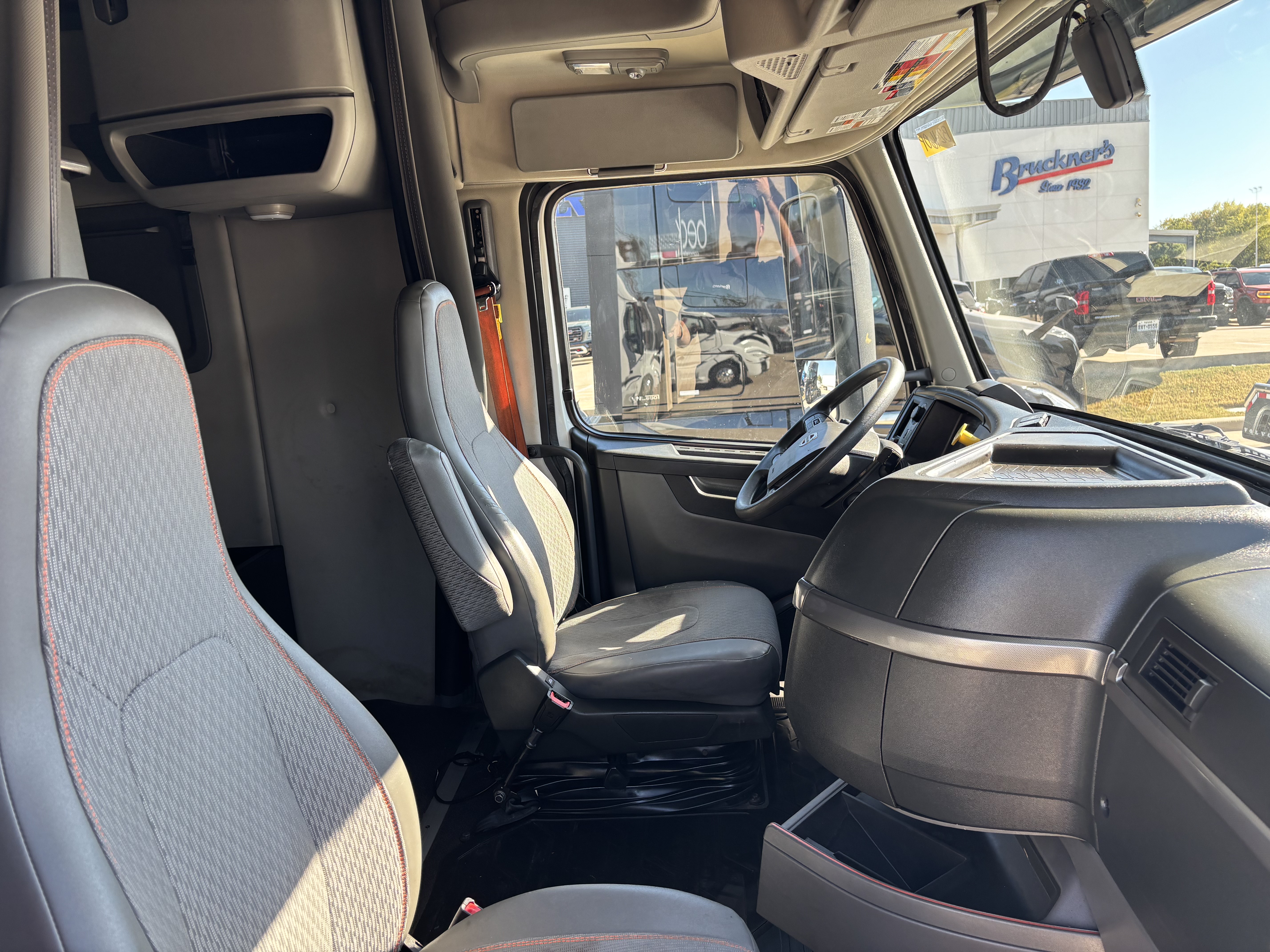 2023 Volvo - image 19