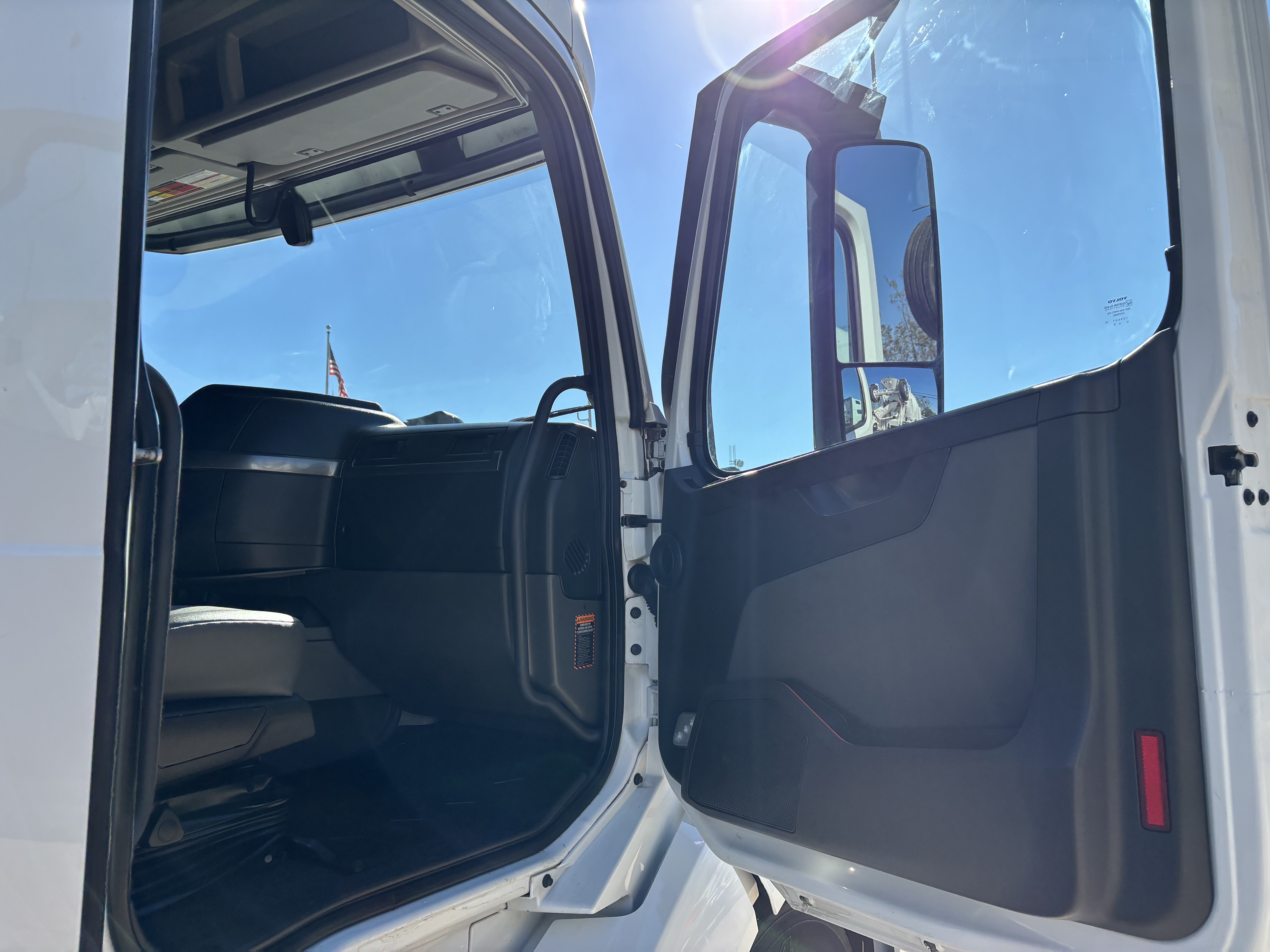 2023 Volvo - image 18