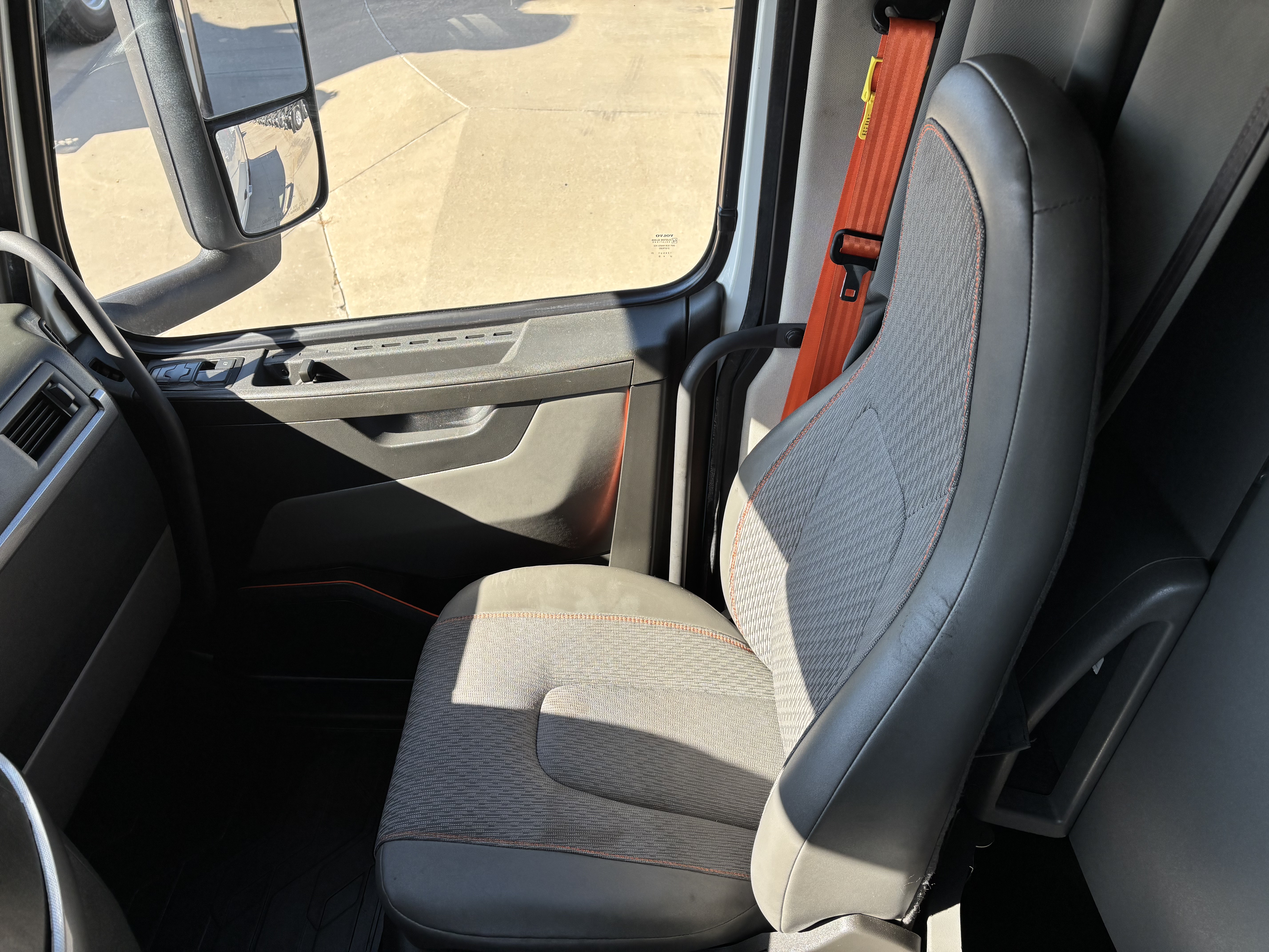 2023 Volvo - image 23