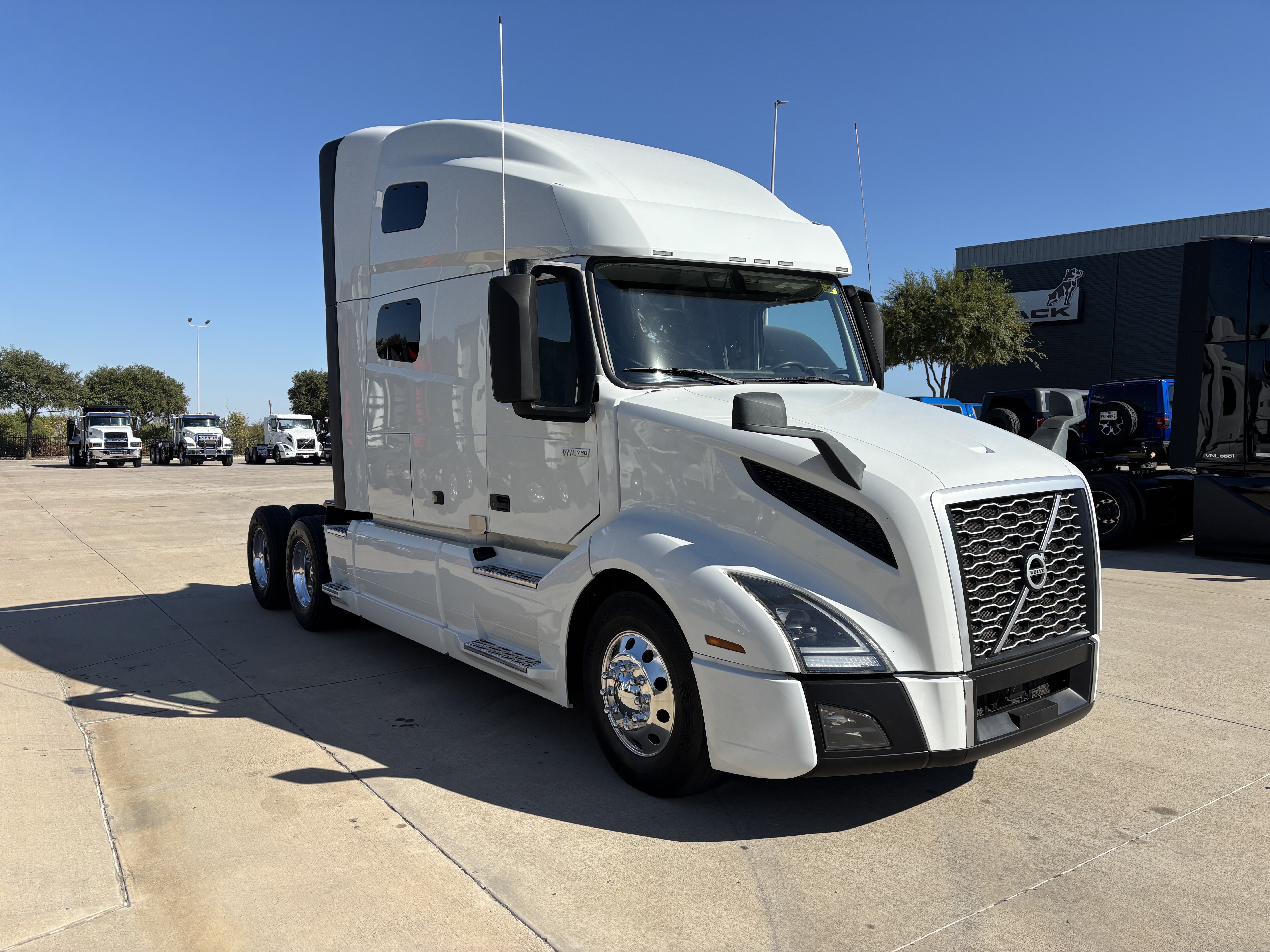 2023 Volvo - image 3