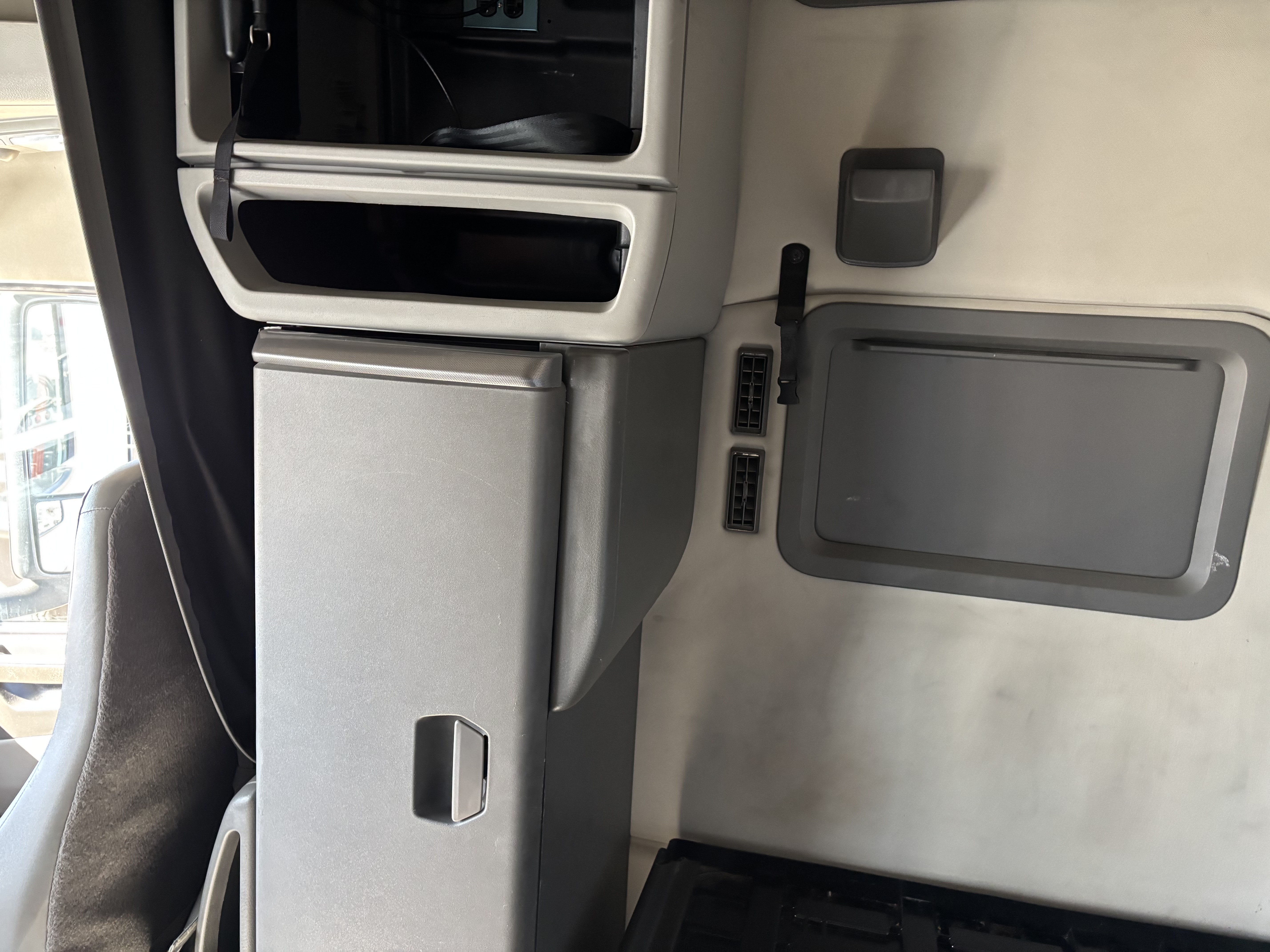 2023 Volvo - image 26