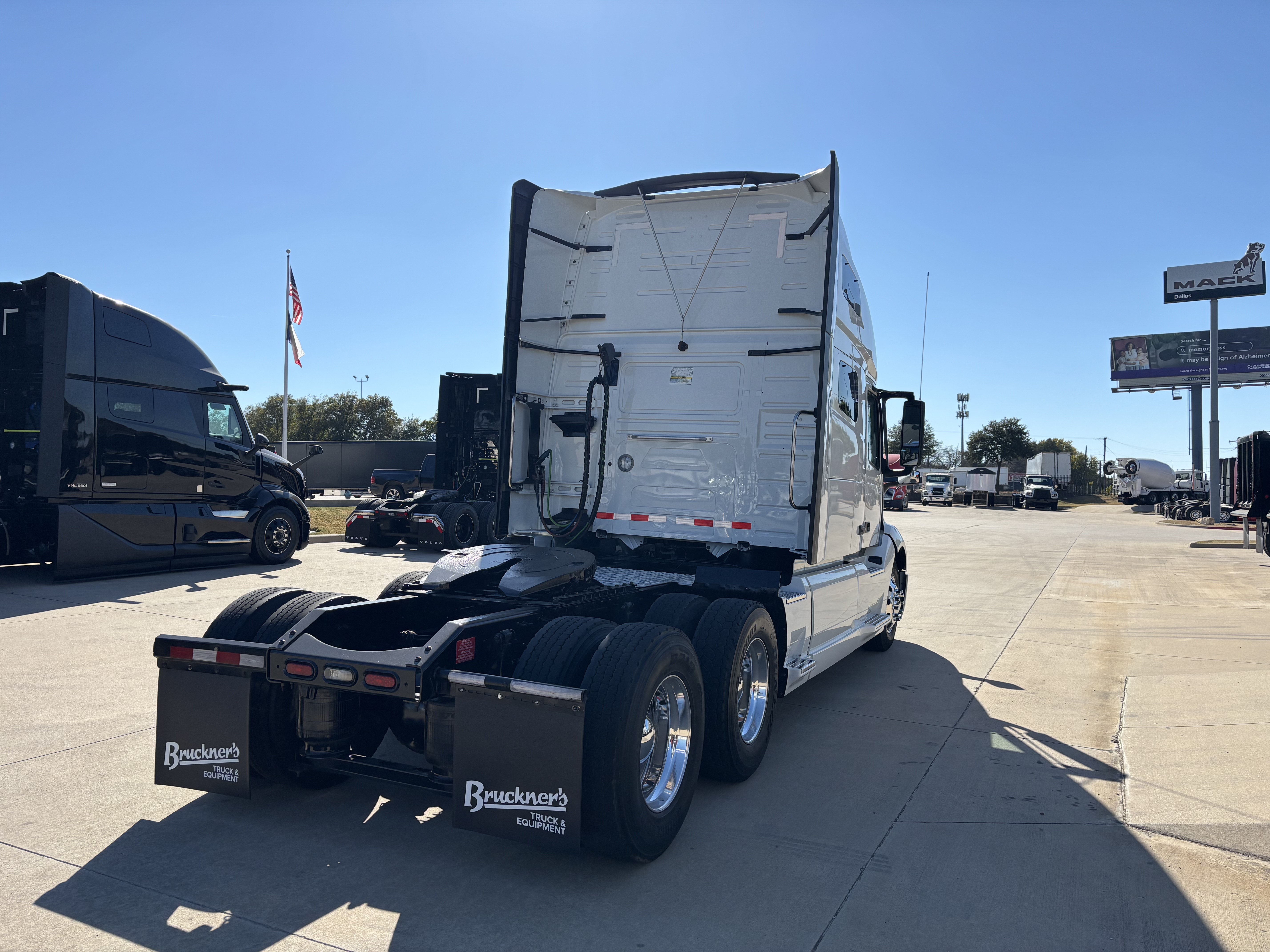 2023 Volvo - image 5