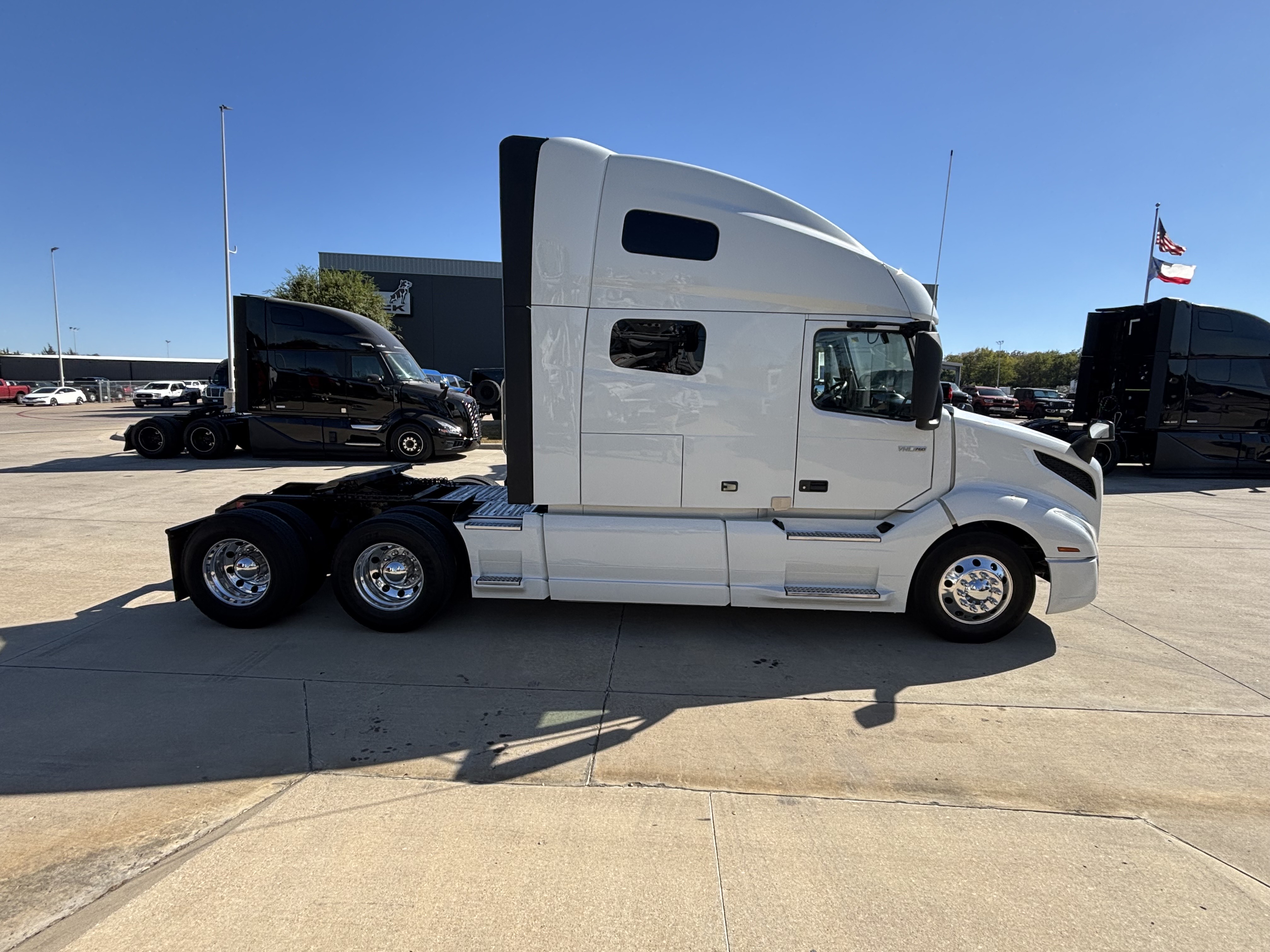 2023 Volvo - image 4