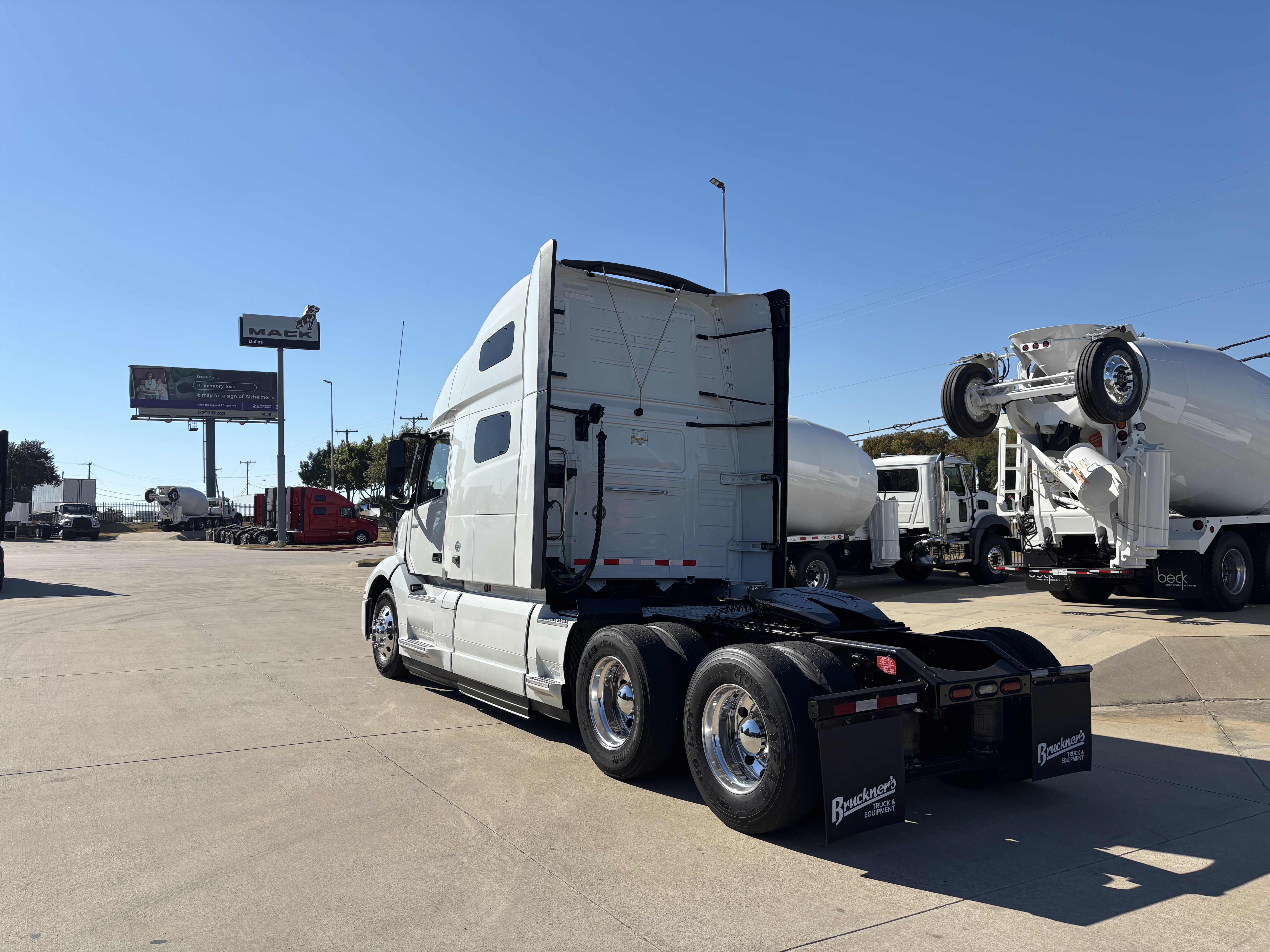 2023 Volvo - image 7