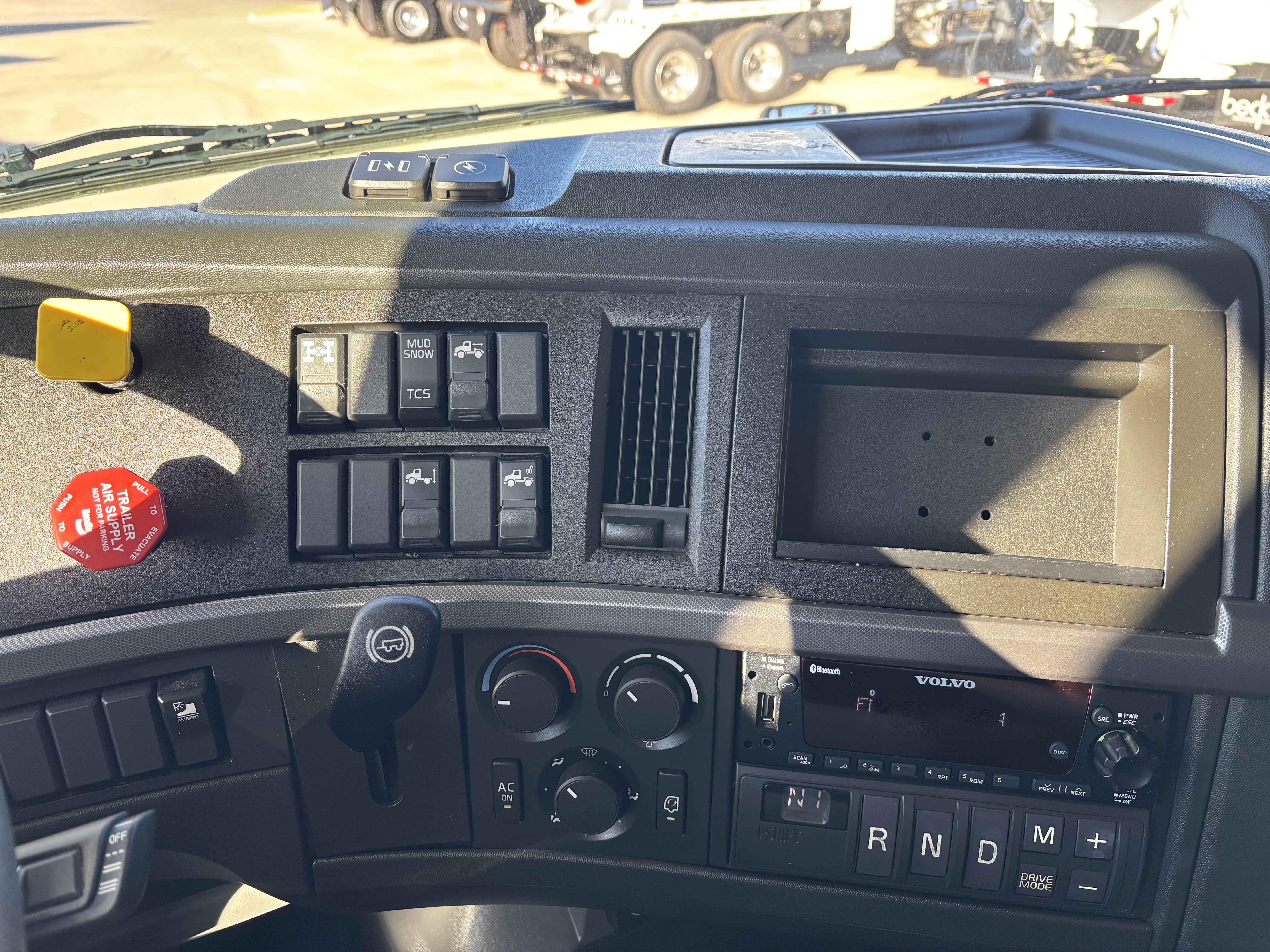 2023 Volvo - image 28