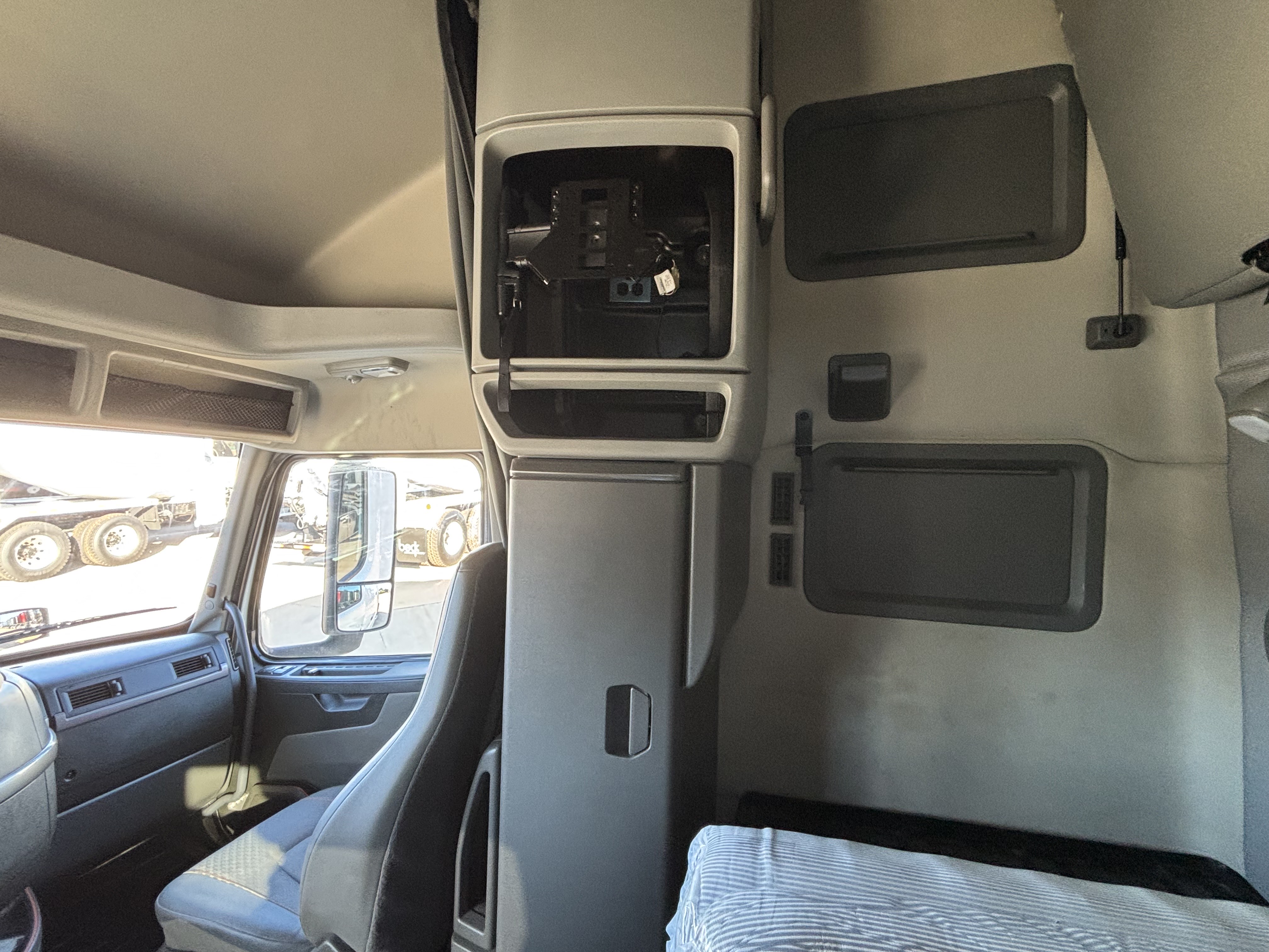 2023 Volvo - image 26