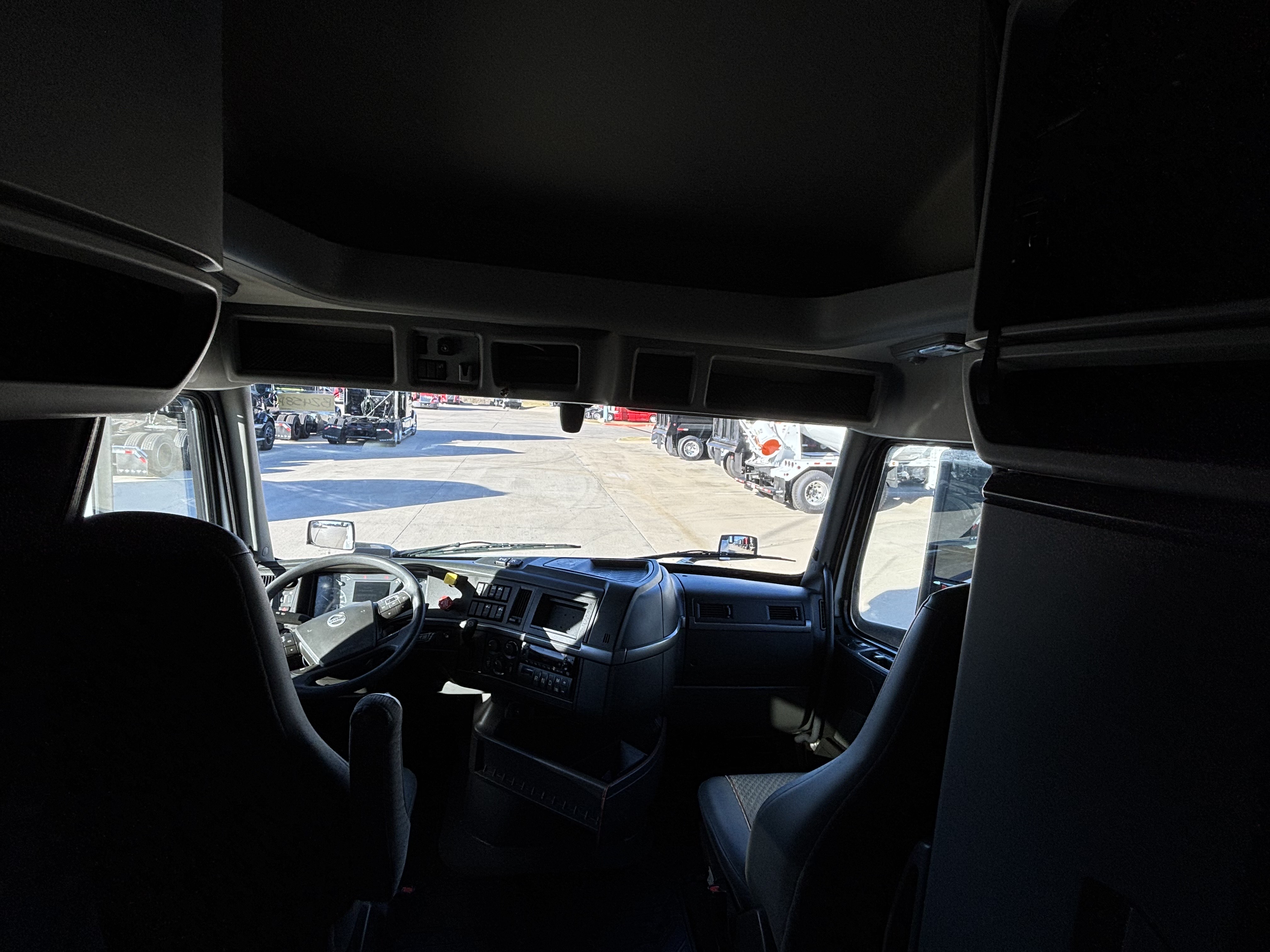 2023 Volvo - image 27