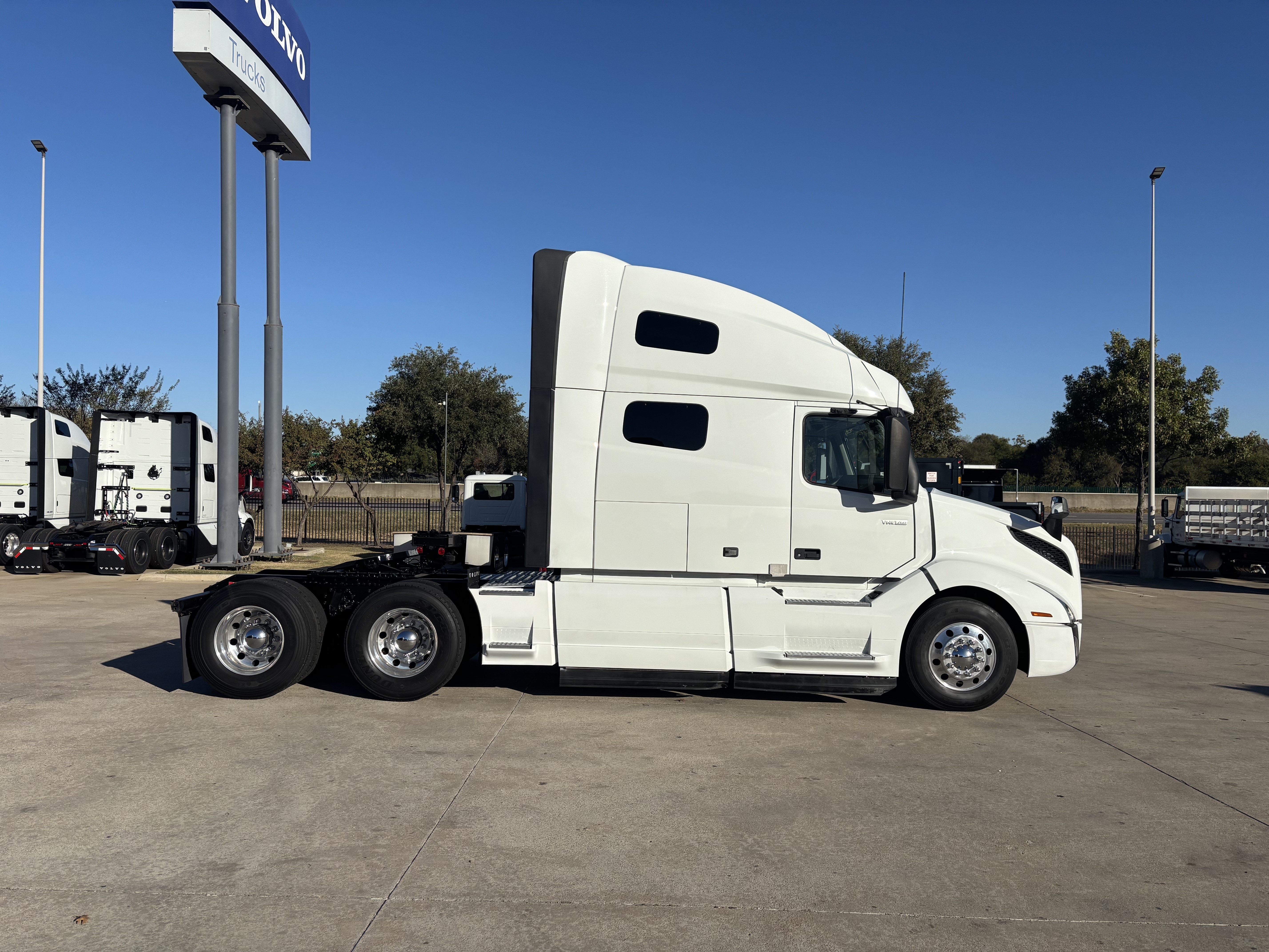 2023 Volvo - image 4