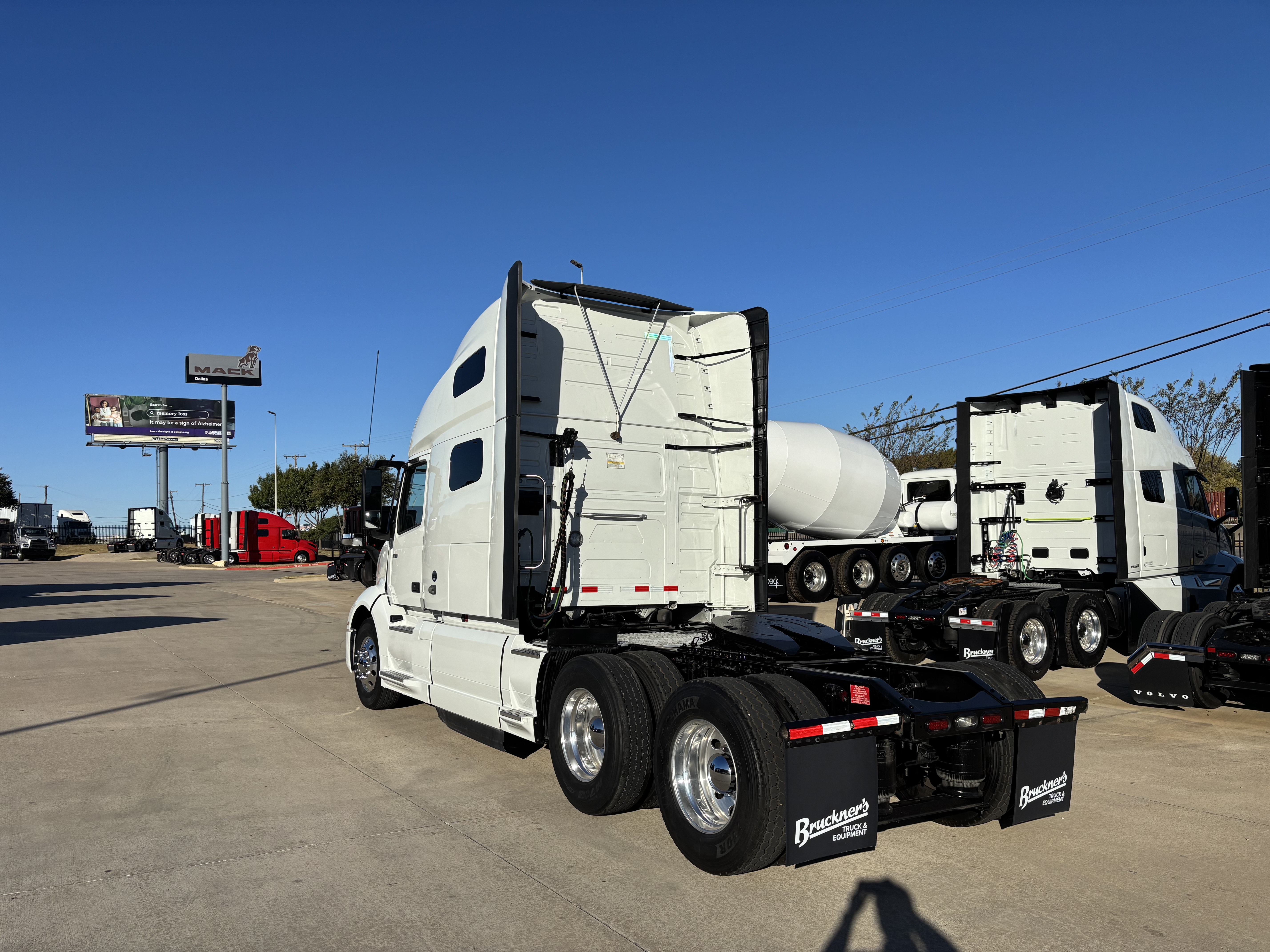 2023 Volvo - image 7