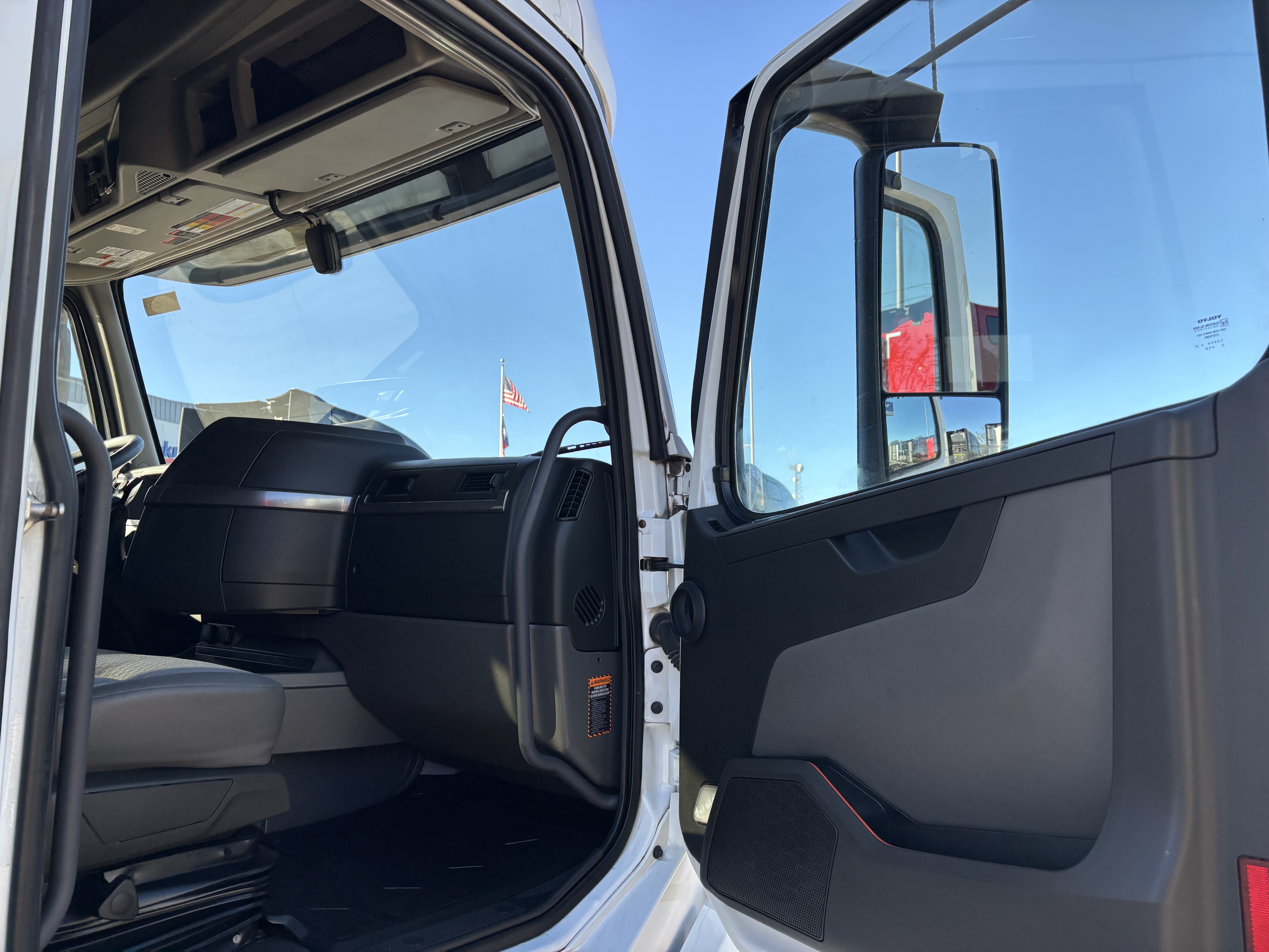 2023 Volvo - image 18