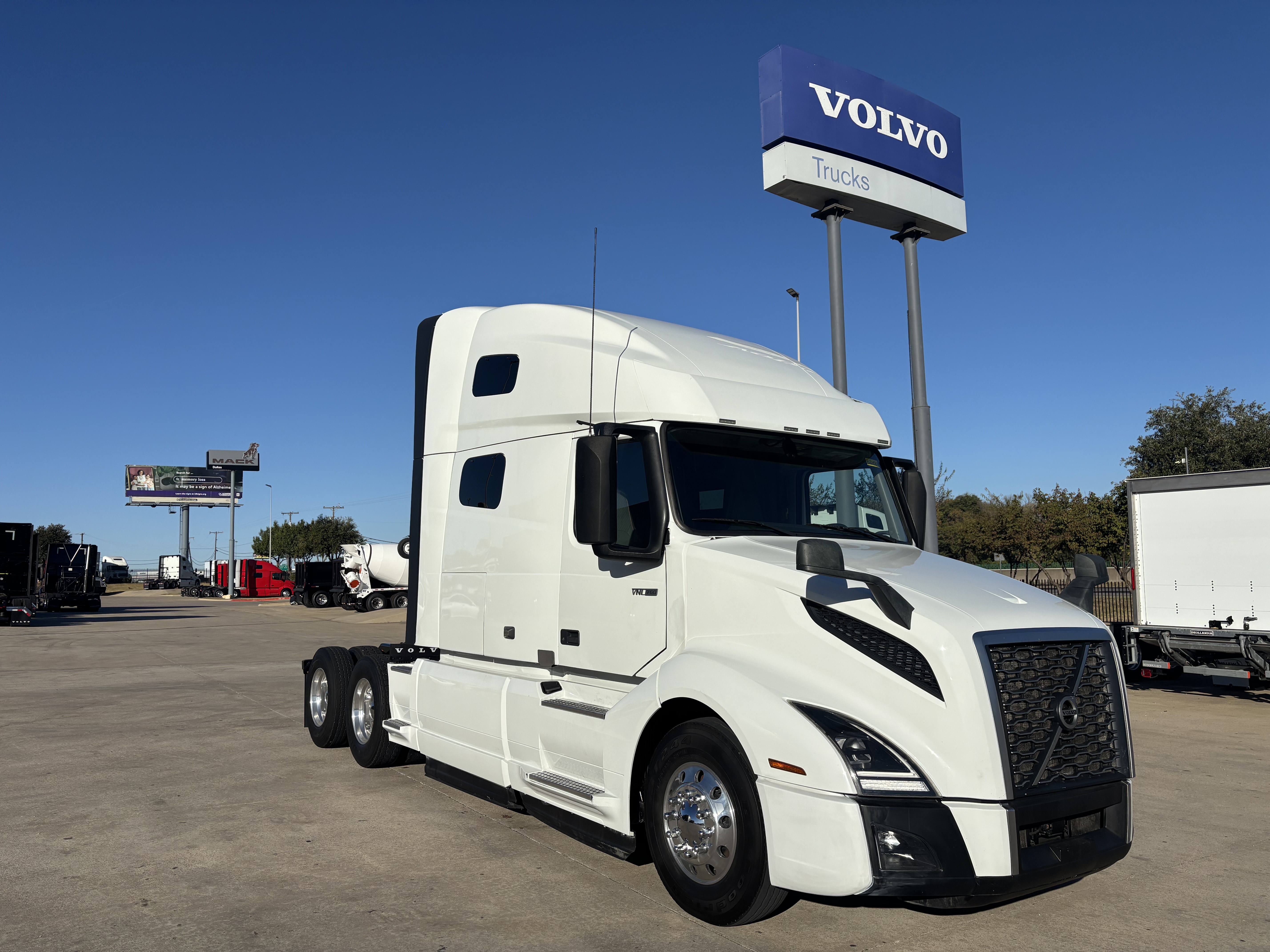 2023 Volvo - image 3