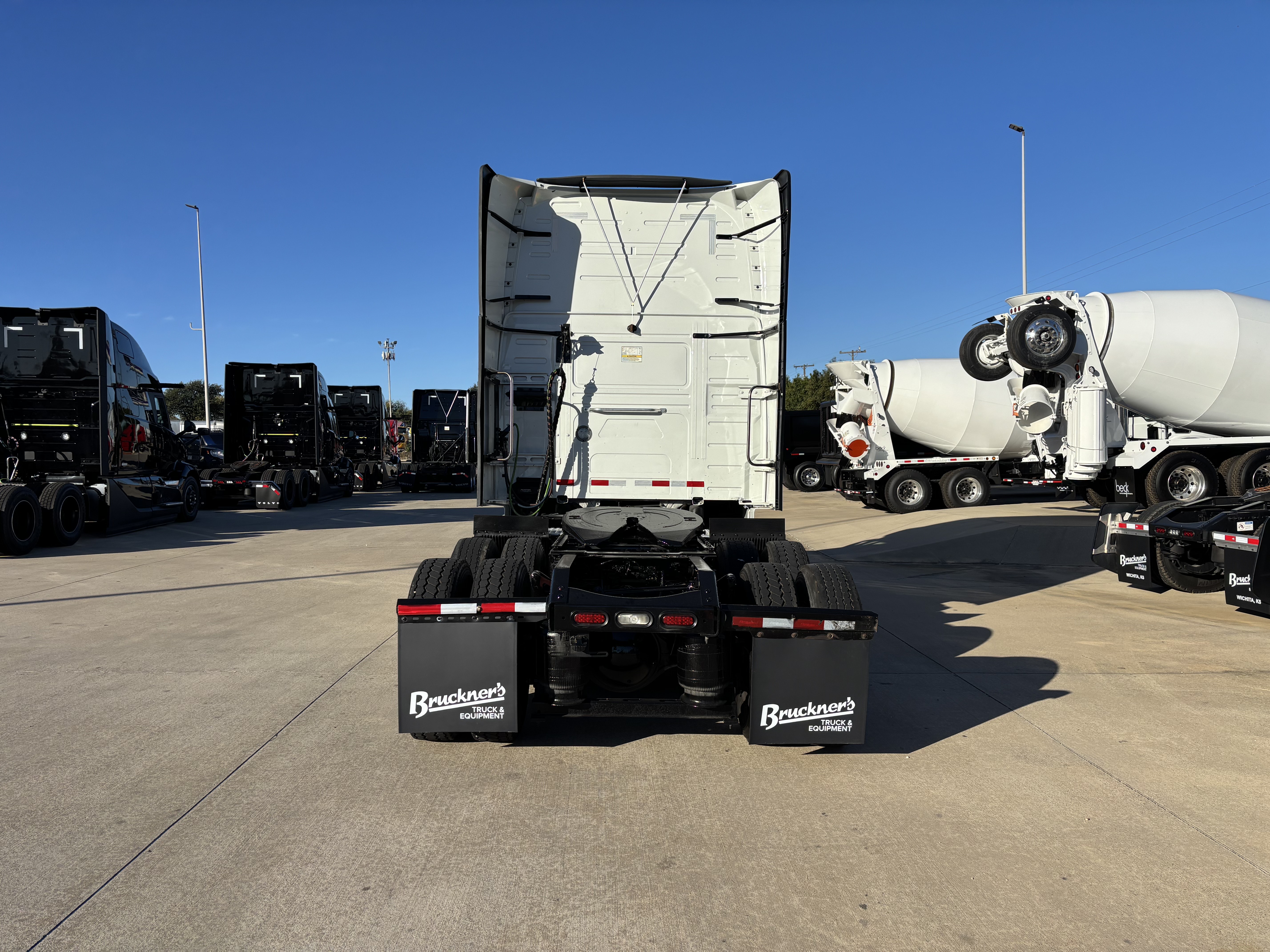 2023 Volvo - image 6