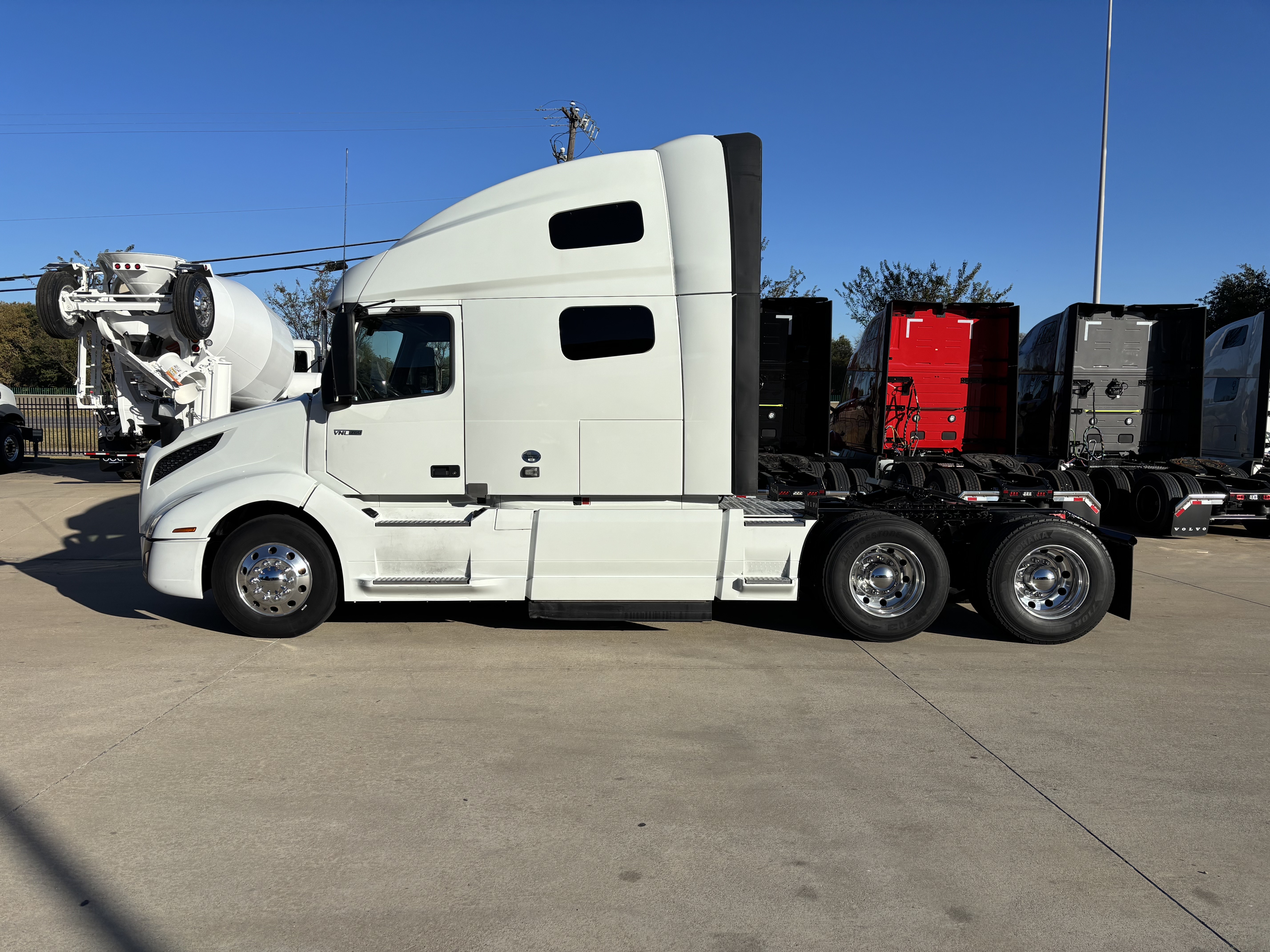 2023 Volvo - image 8