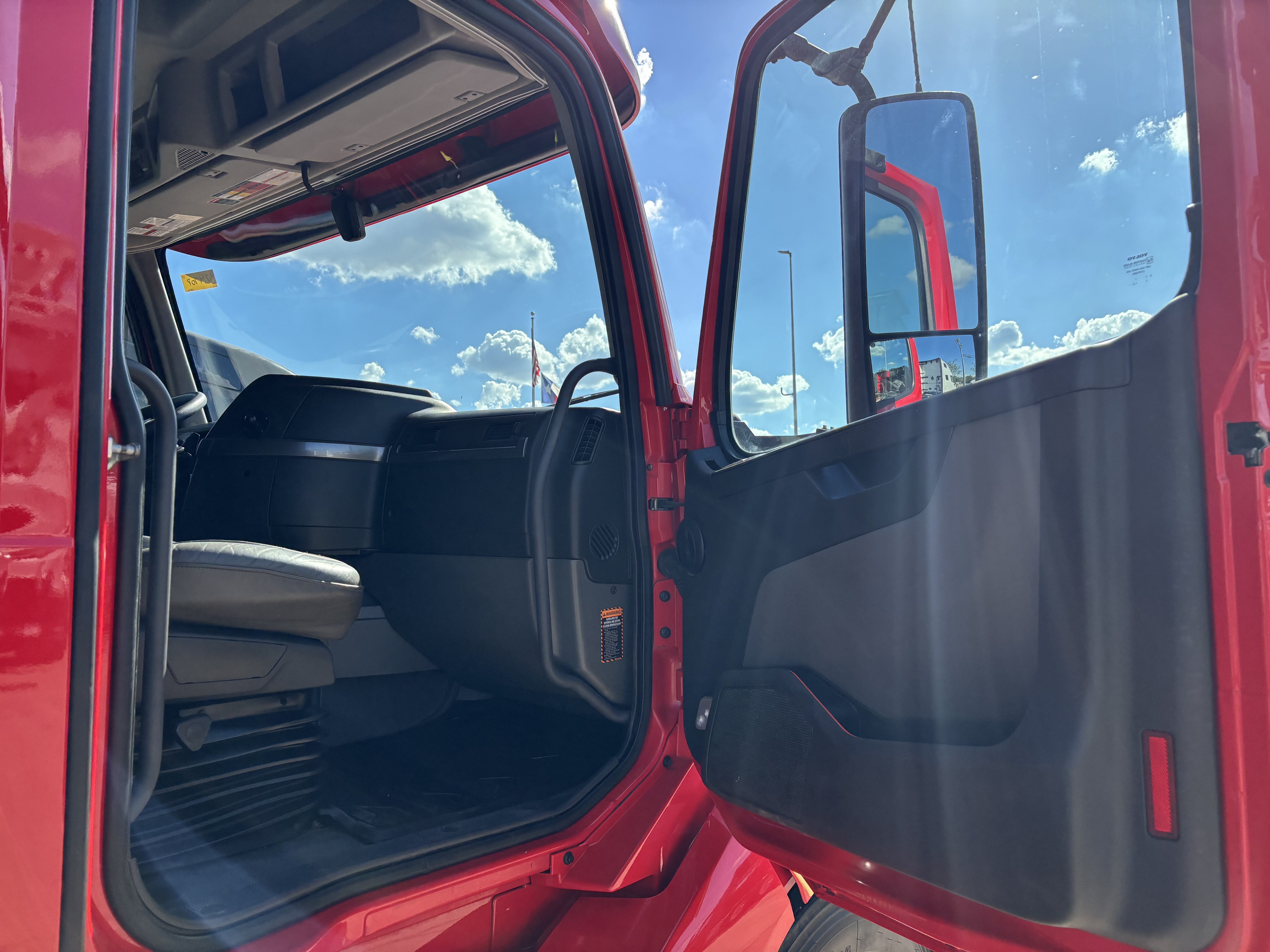 2023 Volvo - image 19