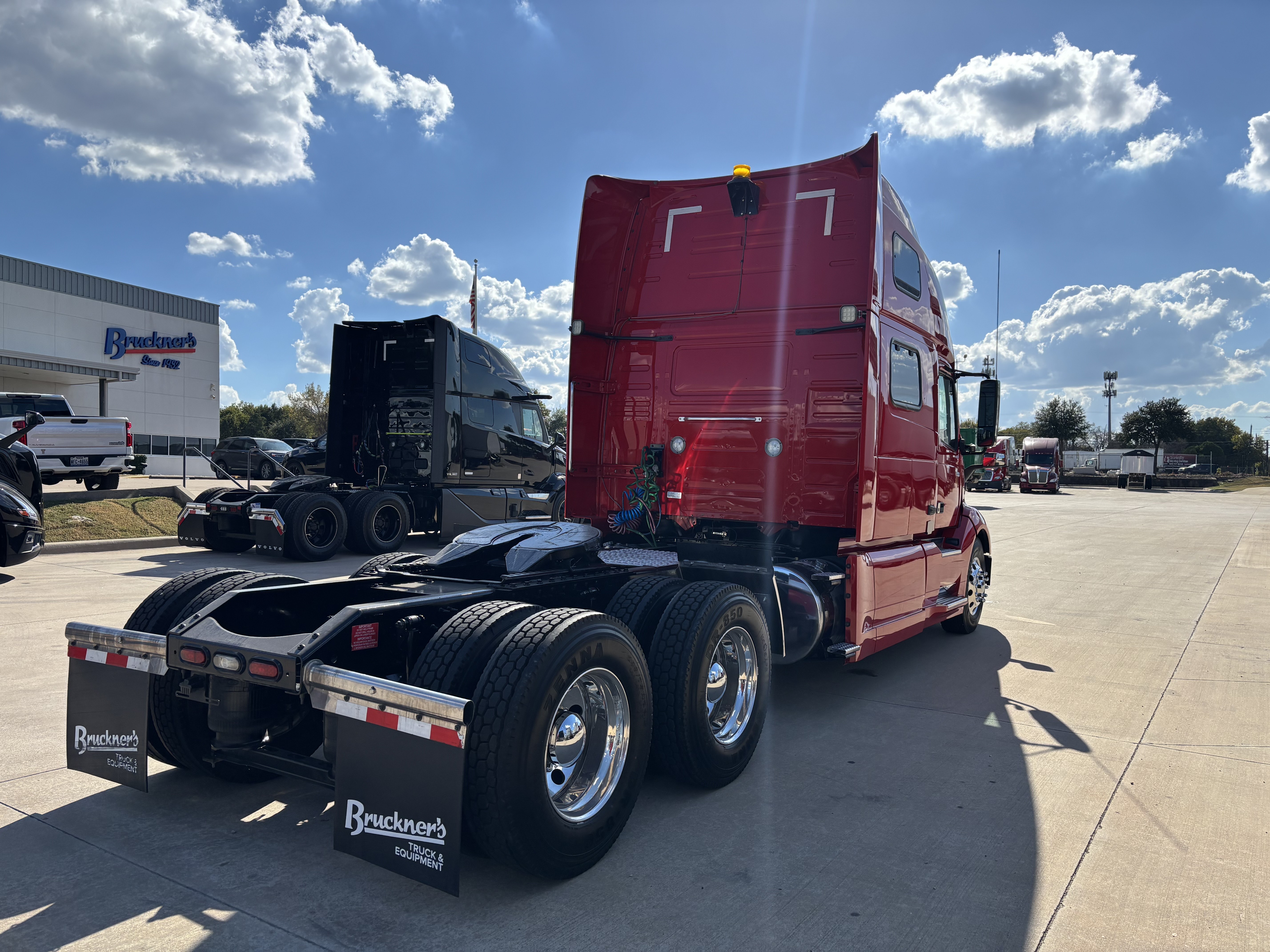 2023 Volvo - image 5