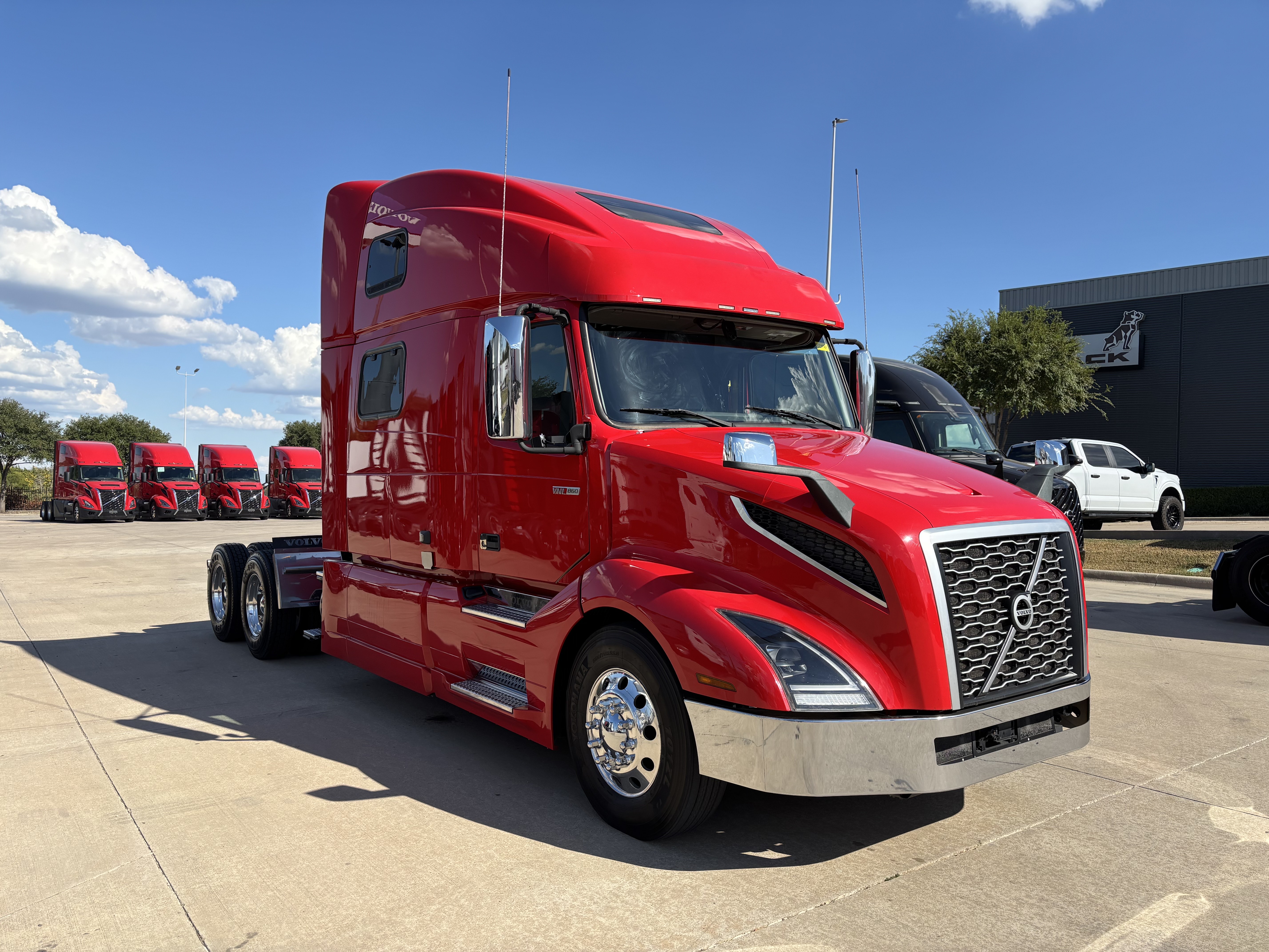 2023 Volvo - image 3