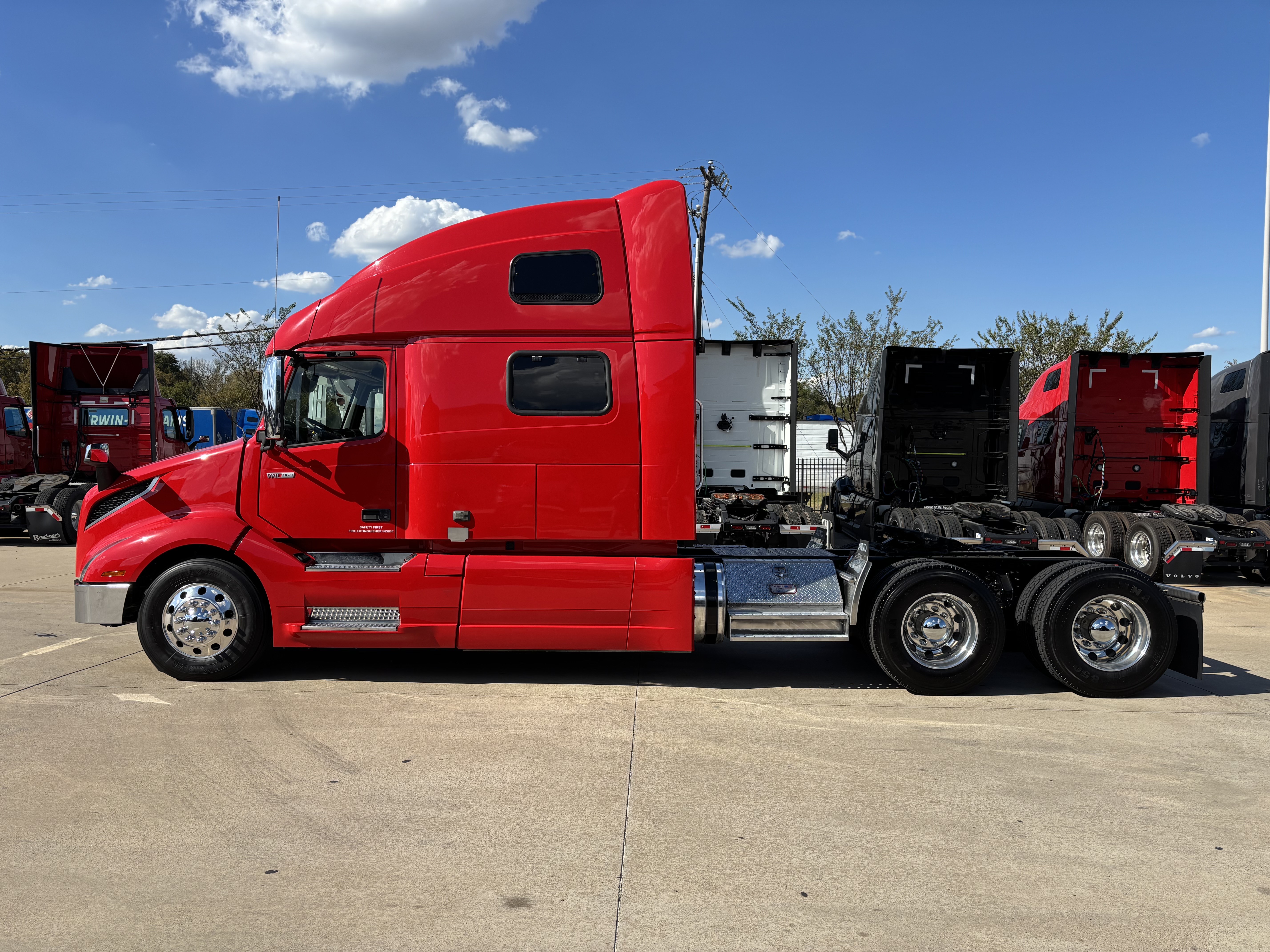 2023 Volvo - image 8