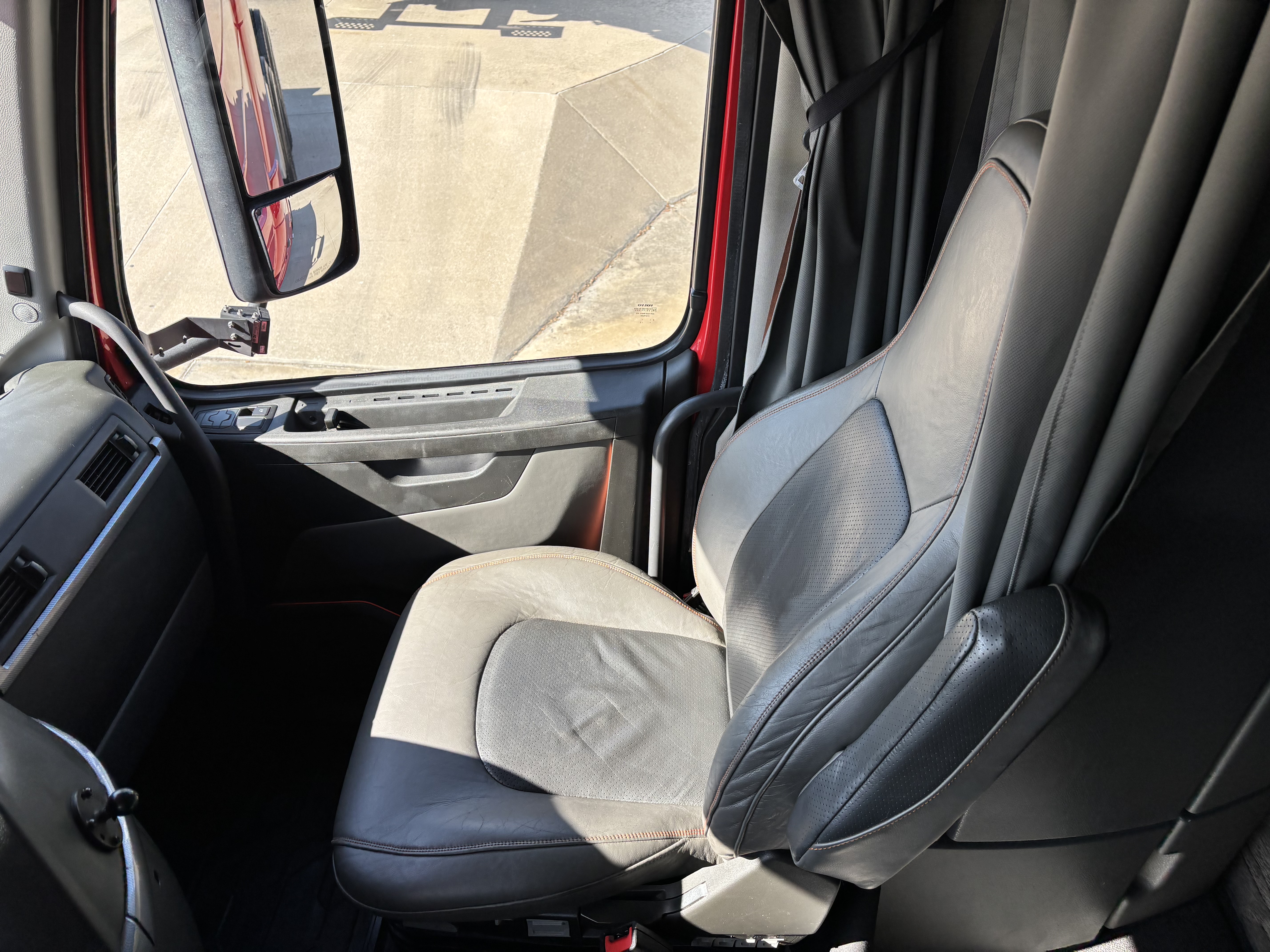 2023 Volvo - image 24