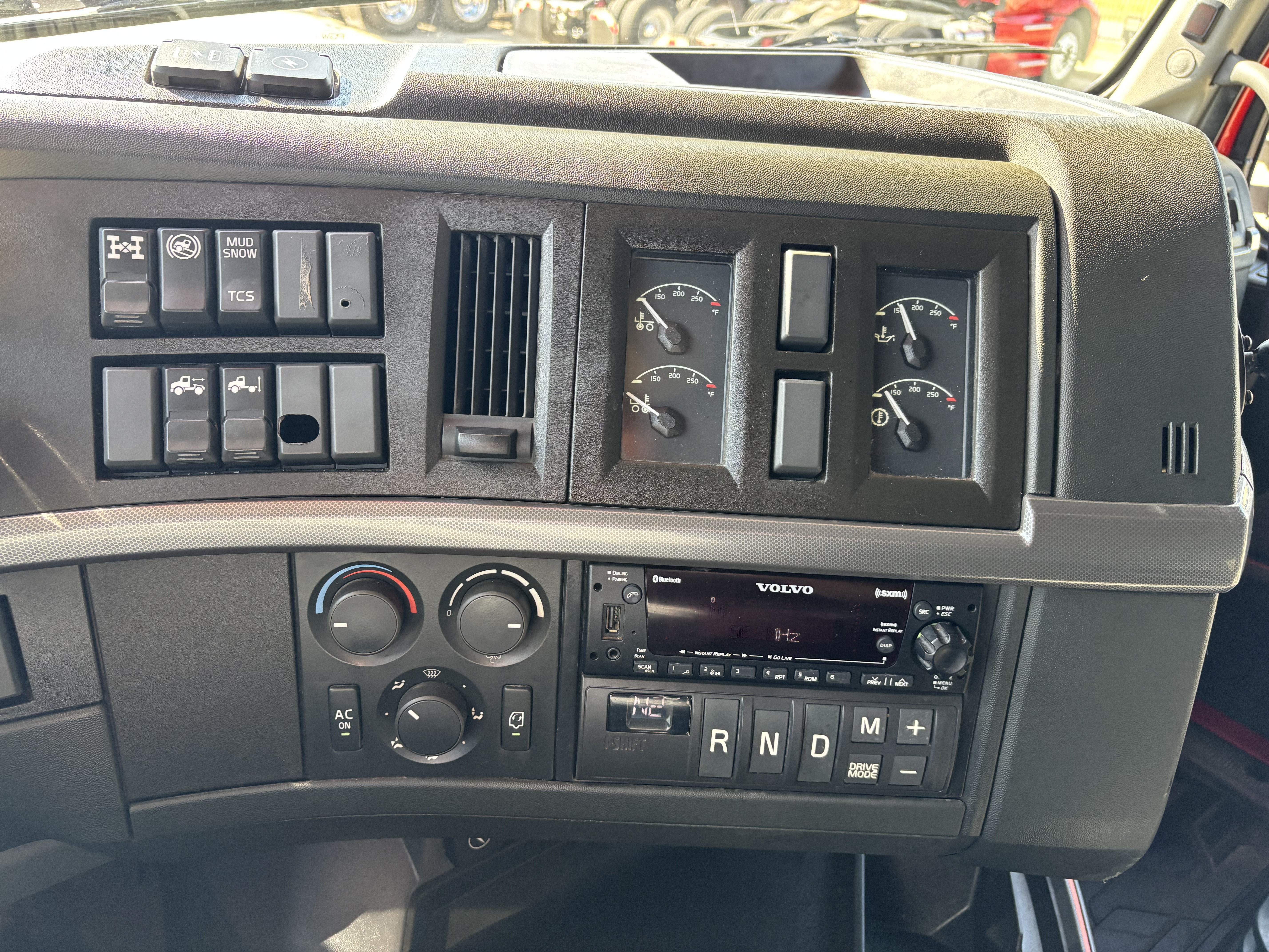 2023 Volvo - image 30