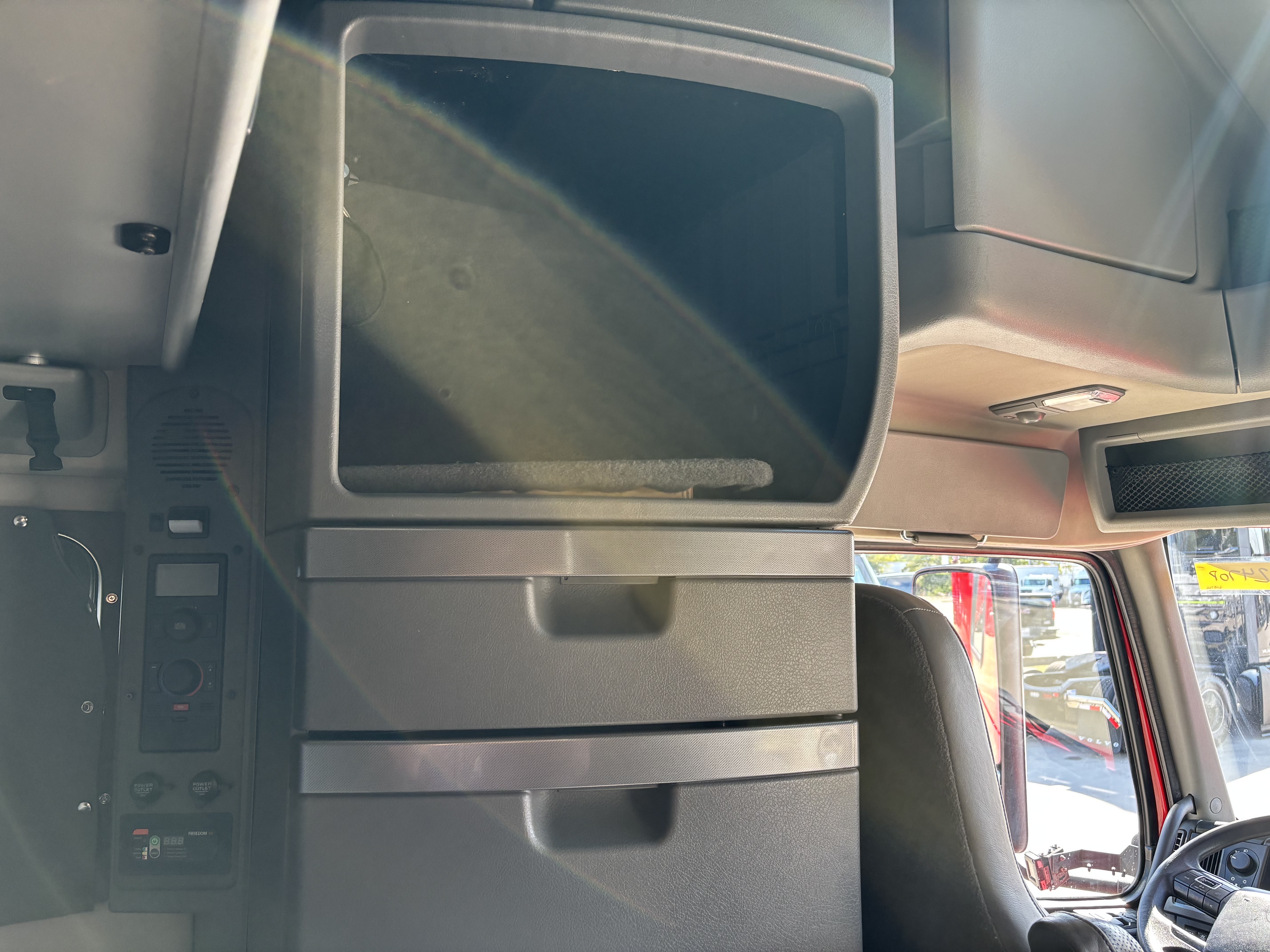 2023 Volvo - image 28