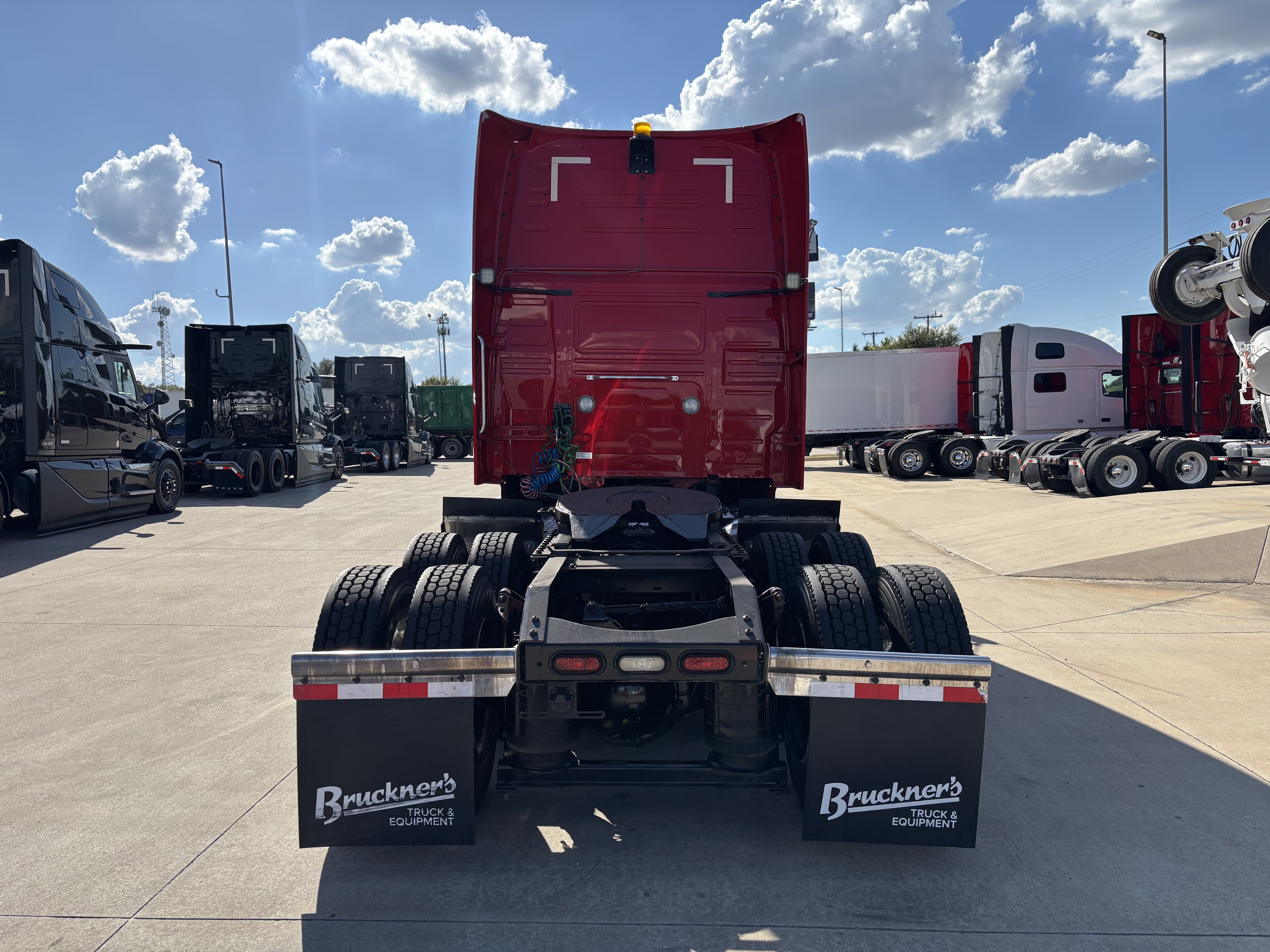 2023 Volvo - image 6