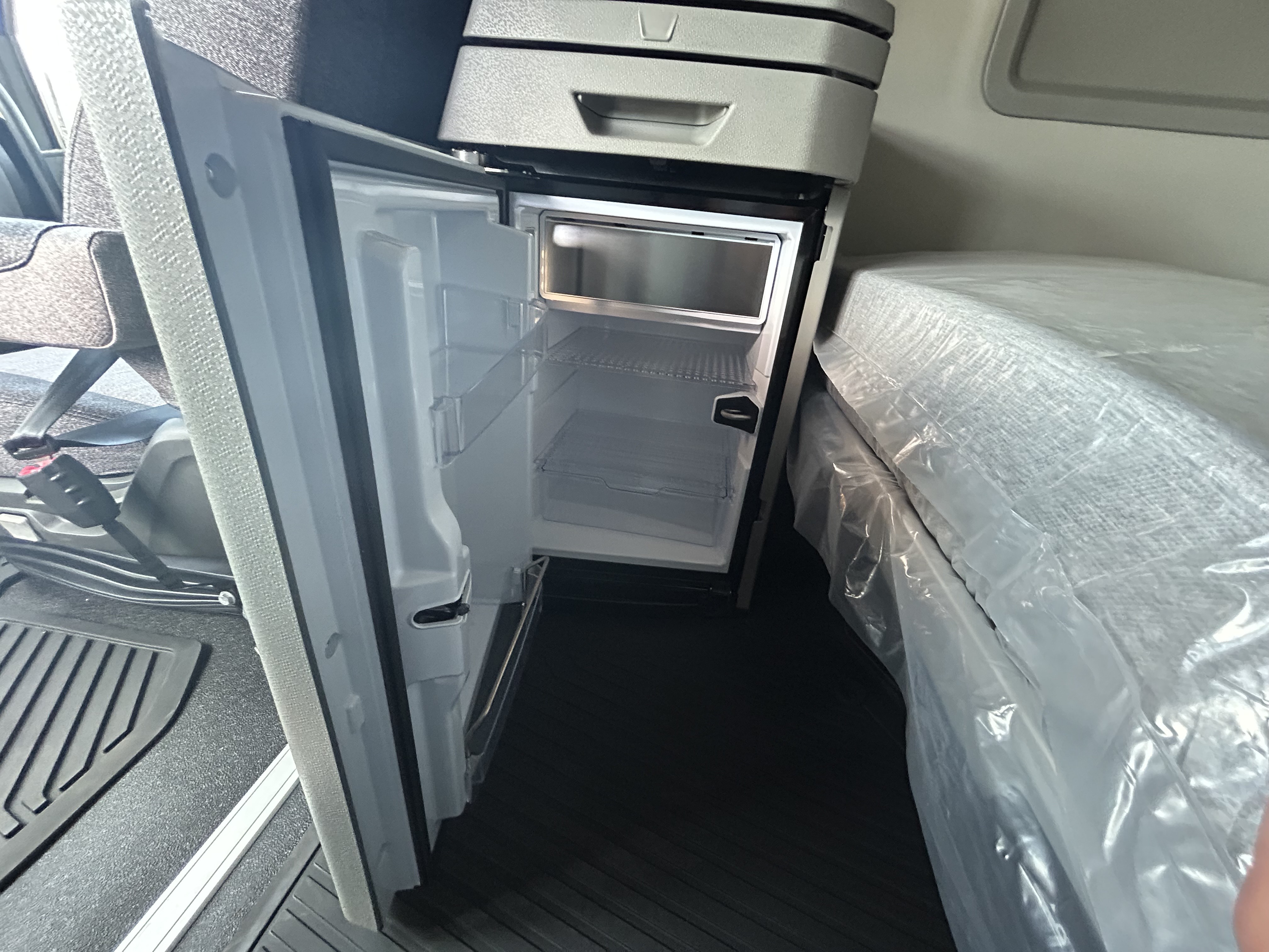 2025 Volvo - image 18