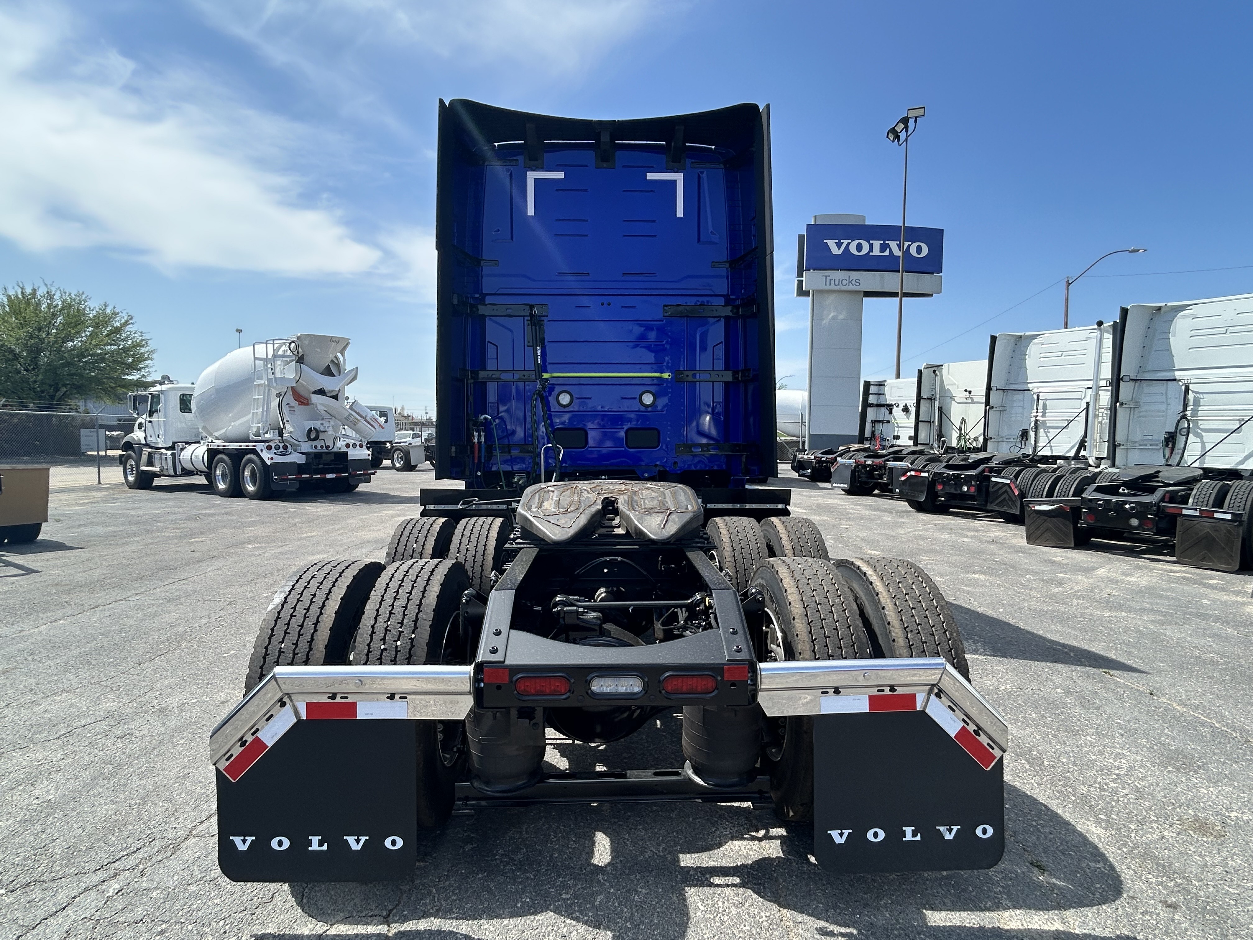 2025 Volvo - image 6