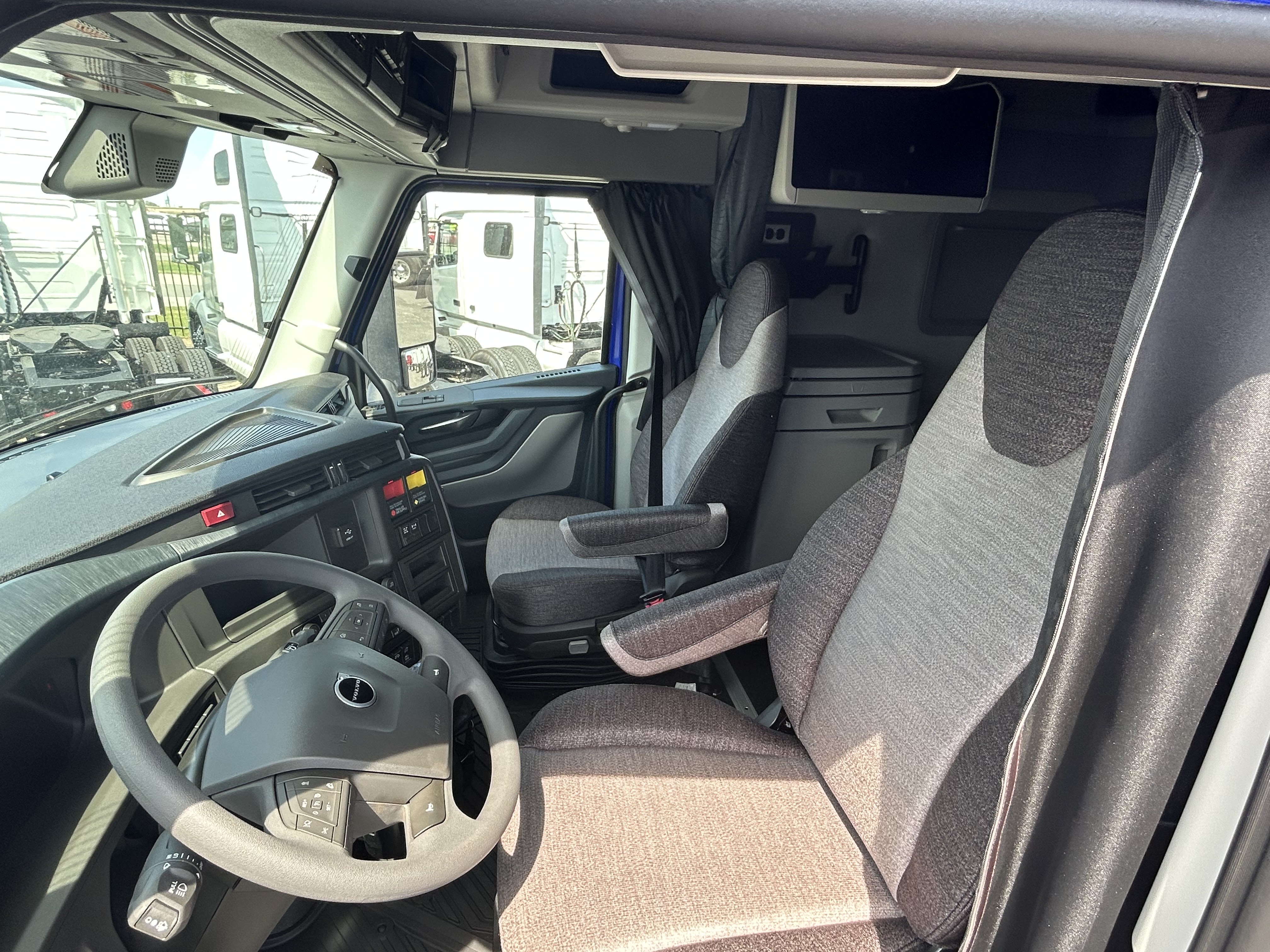 2025 Volvo - image 7