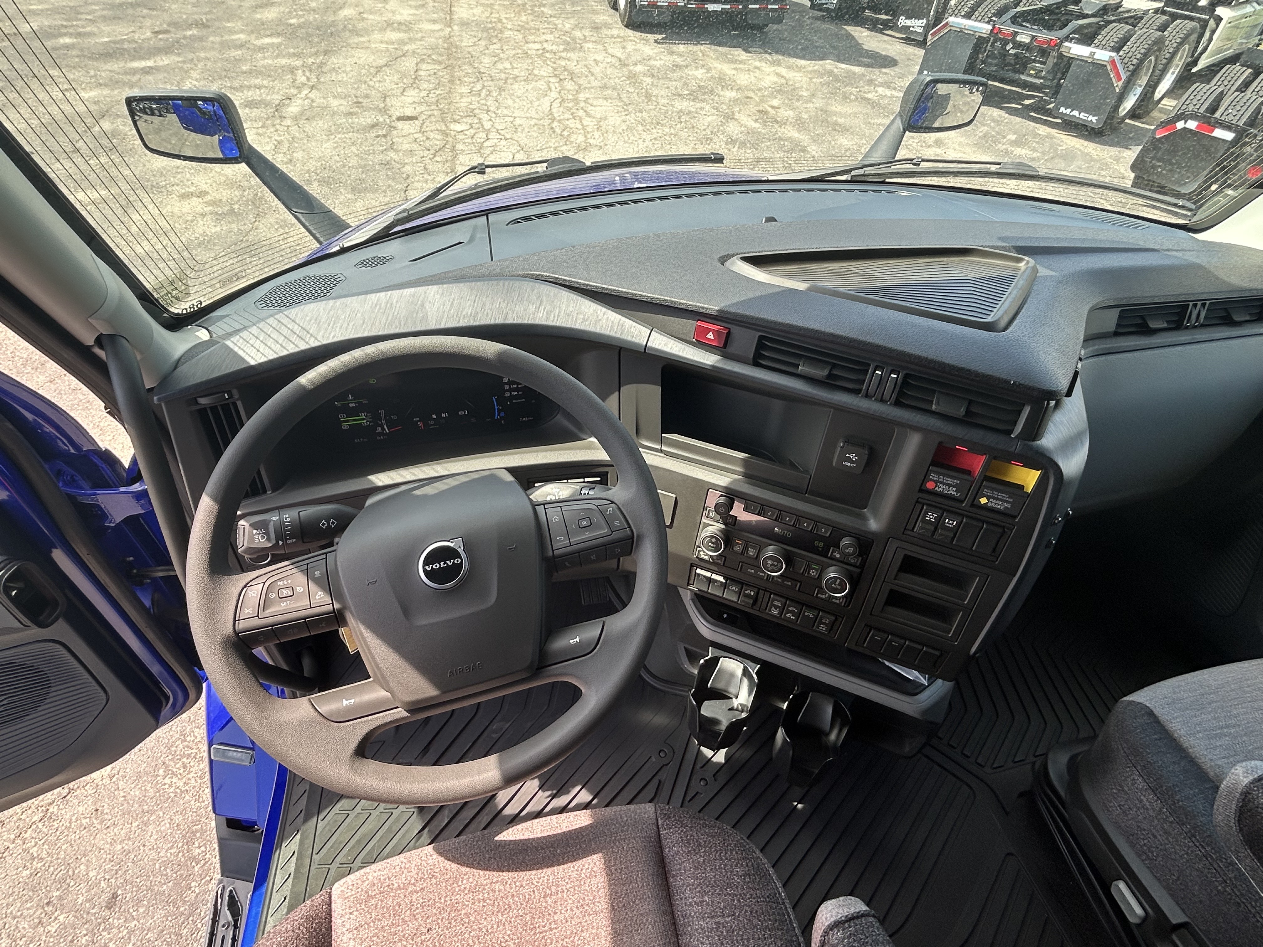 2025 Volvo - image 8