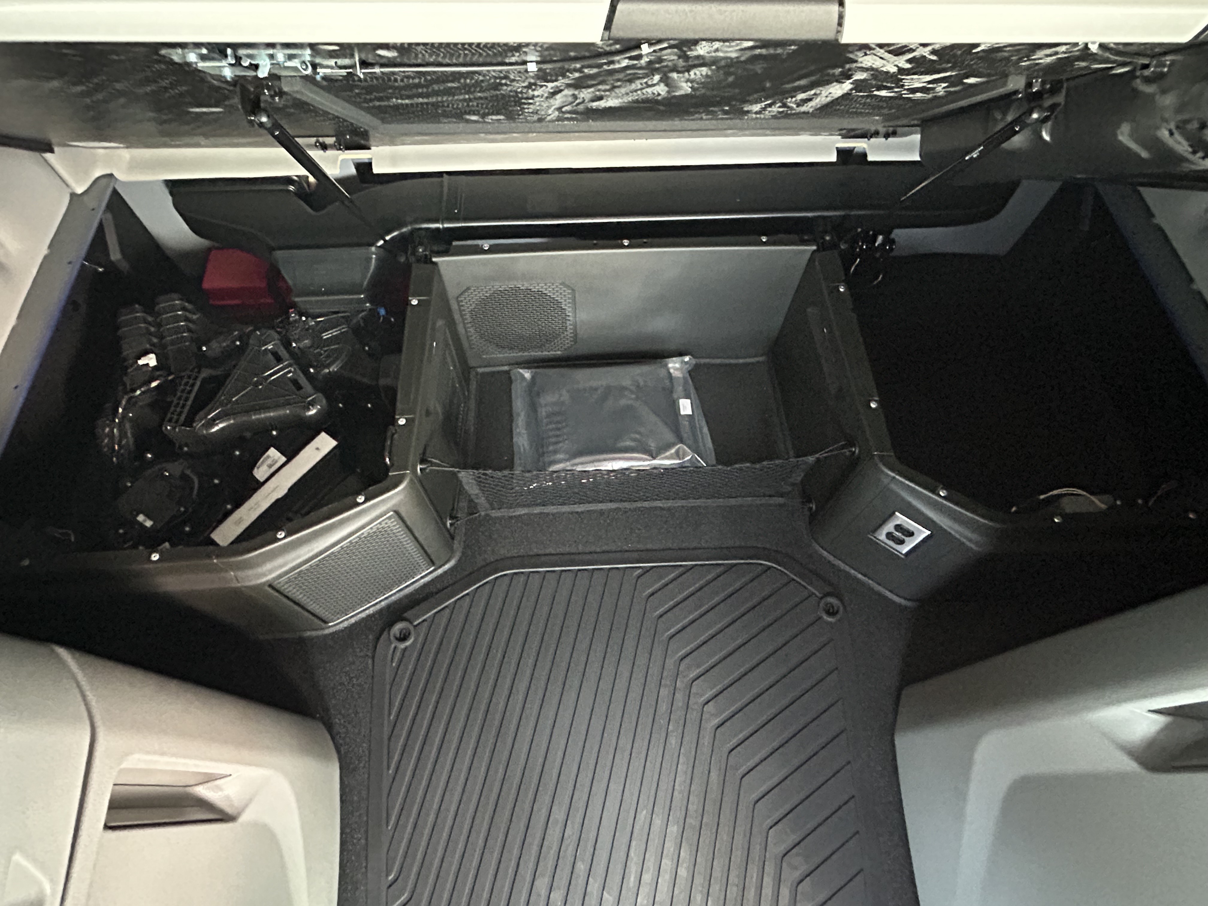 2025 Volvo - image 13